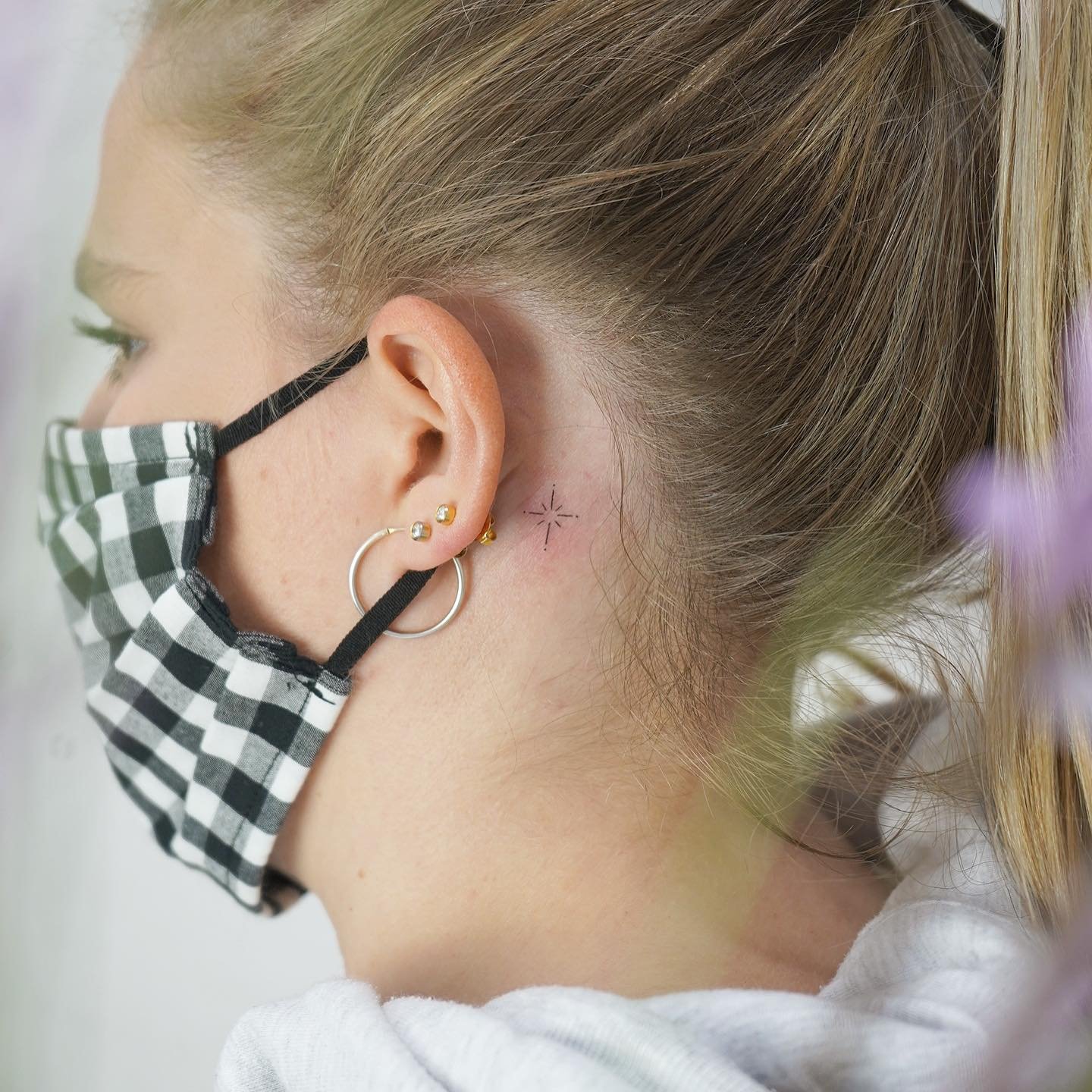 Tatuaje de destellos en oreja, línea fina Sinkply Madrid