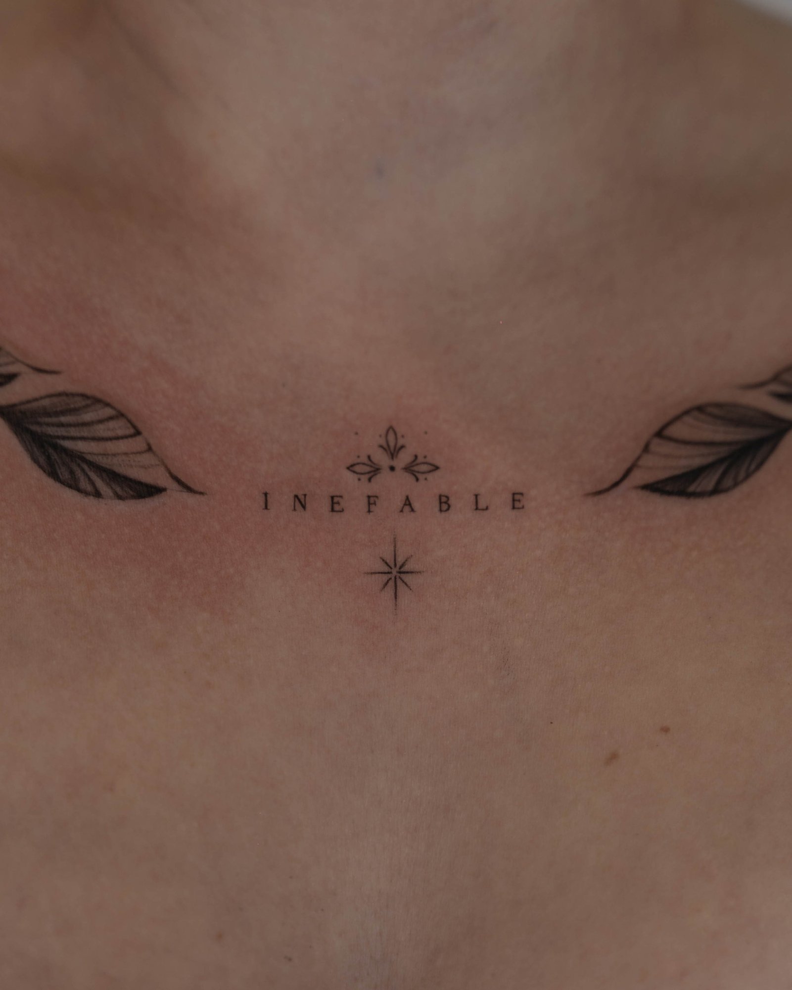 Tatuaje de destellos en pecho, línea fina Sinkply Madrid