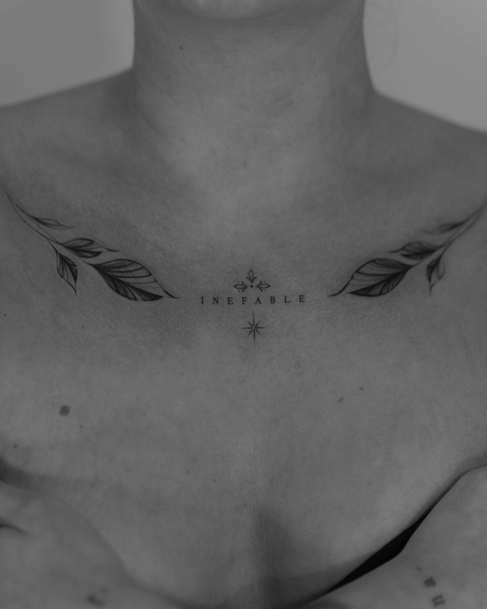 Tatuaje de destellos en pecho, línea fina Sinkply Madrid