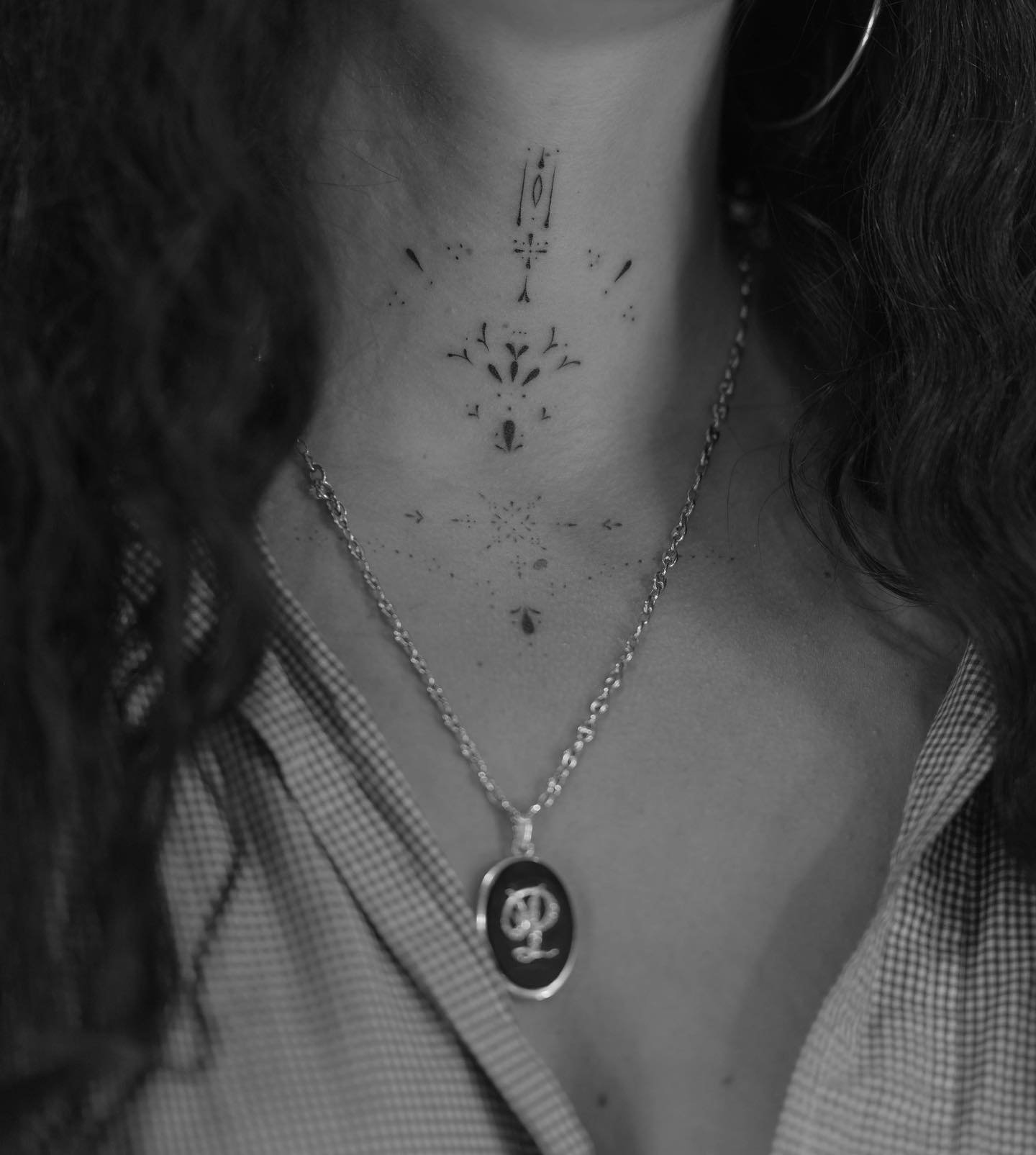 Tatuaje de destellos en pecho, línea fina Sinkply Madrid