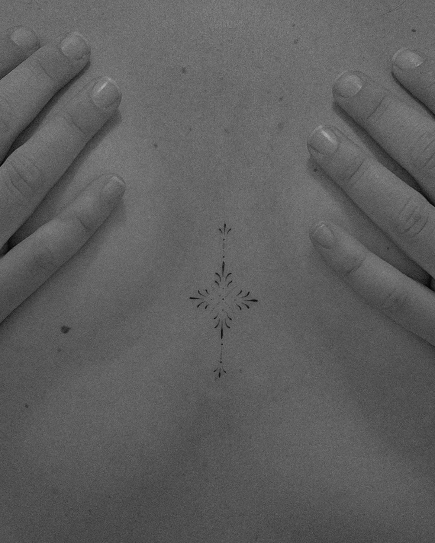 Tatuaje de destellos en pecho, línea fina Sinkply Madrid