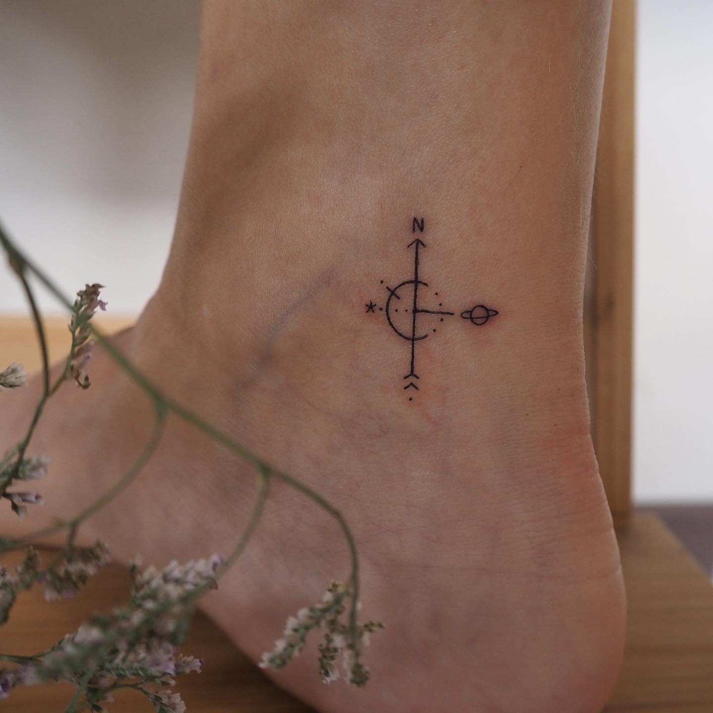 Tatuaje de destellos en pie, línea fina Sinkply Madrid