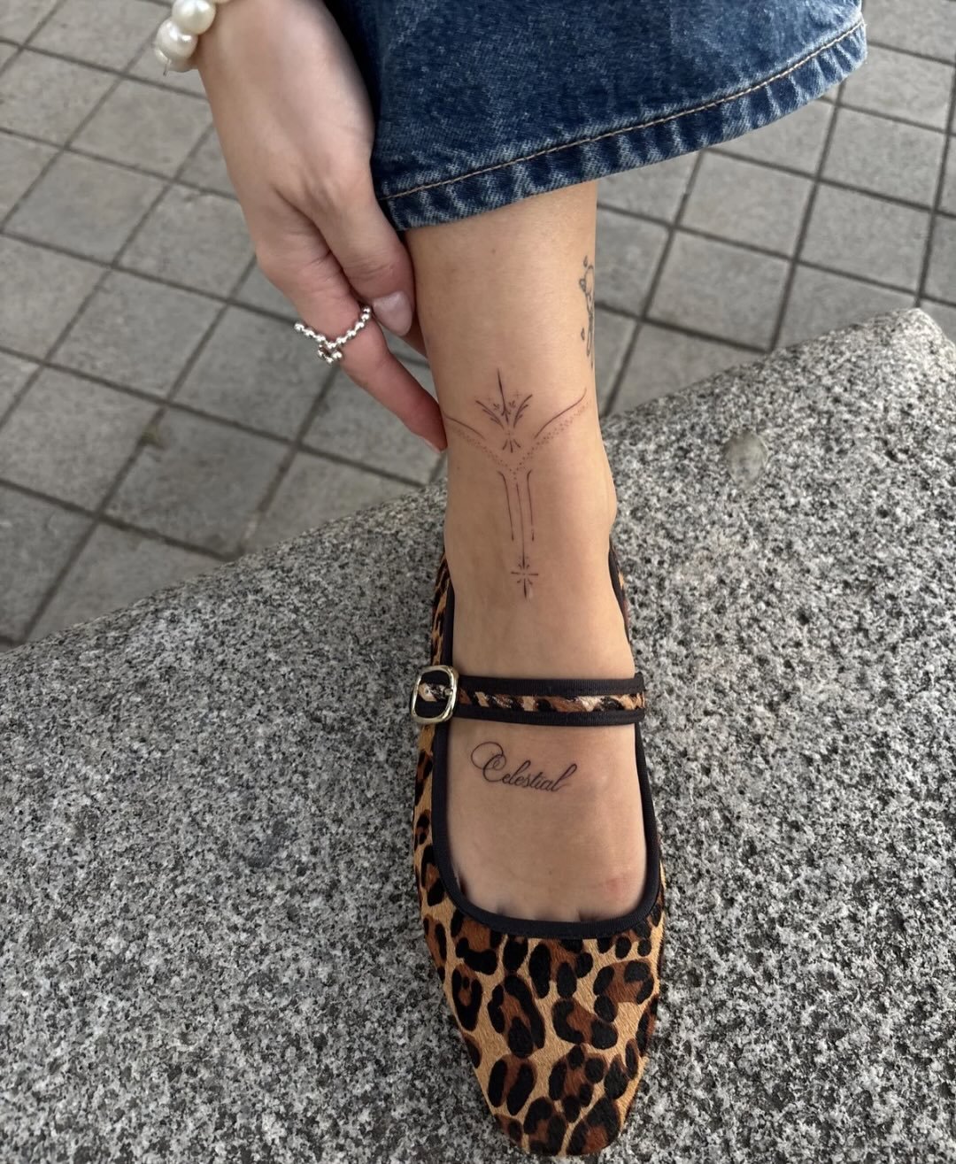 Tatuaje de destellos en pie, línea fina Sinkply Madrid