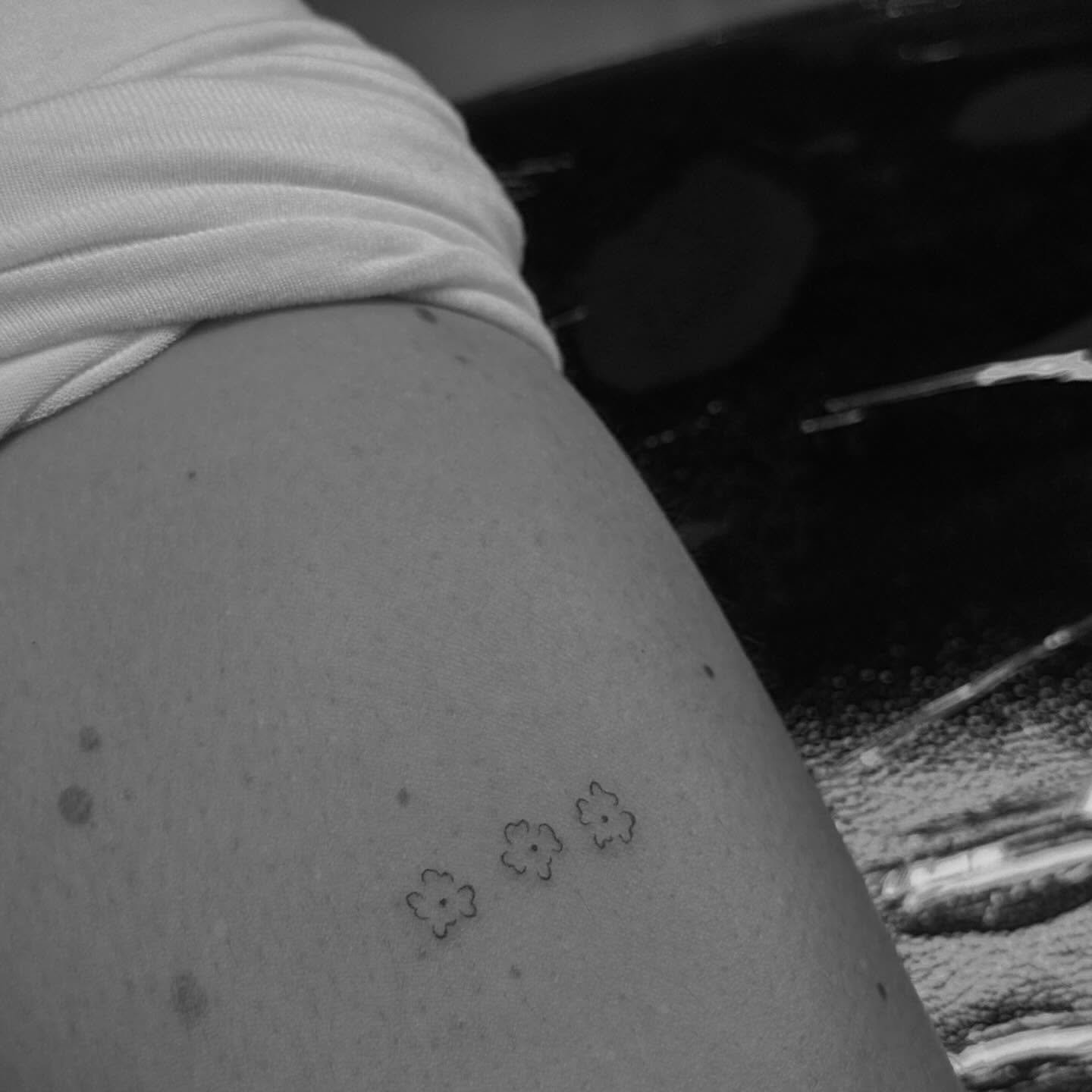 Tatuaje de destellos en pierna, línea fina Sinkply Madrid