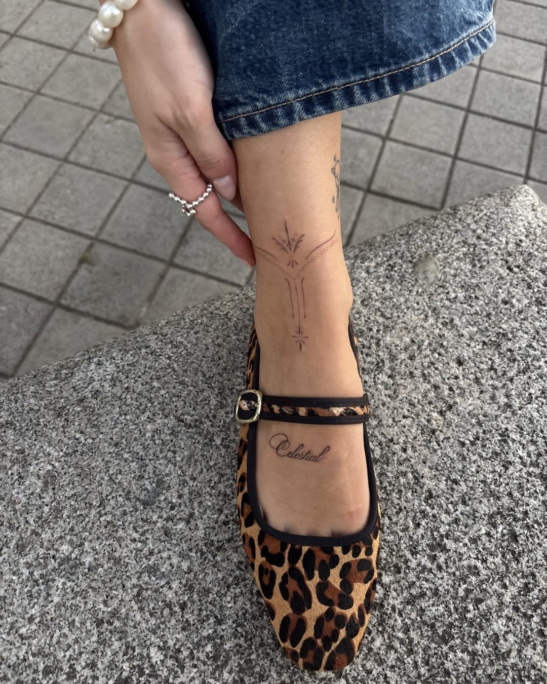 Tatuaje de destellos en pierna, línea fina Sinkply Madrid