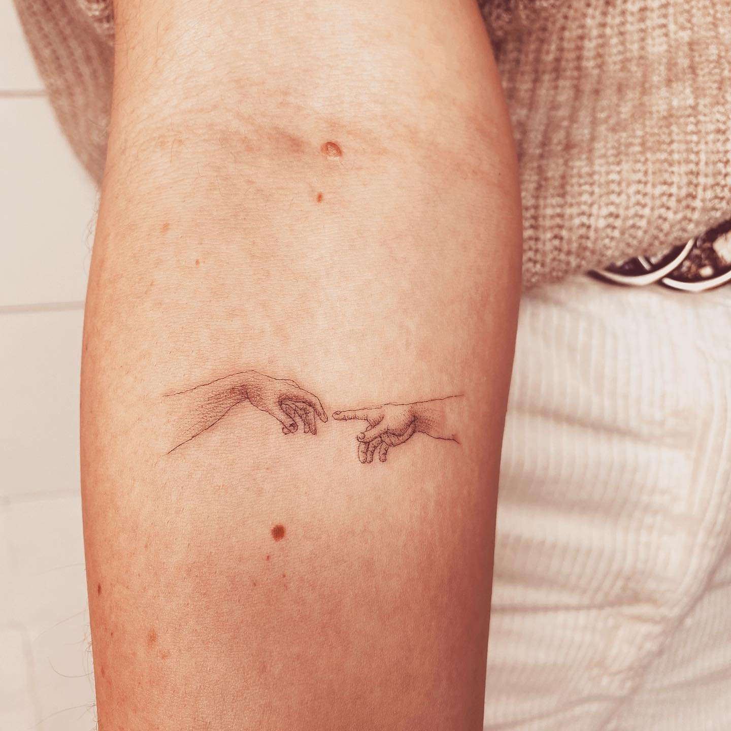 Tatuaje de matching en antebrazo, línea fina Sinkply Madrid