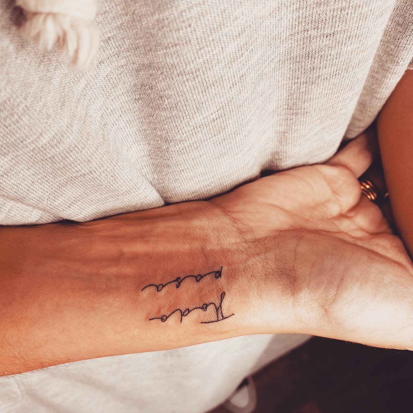 Tatuaje de matching en antebrazo, línea fina Sinkply Madrid