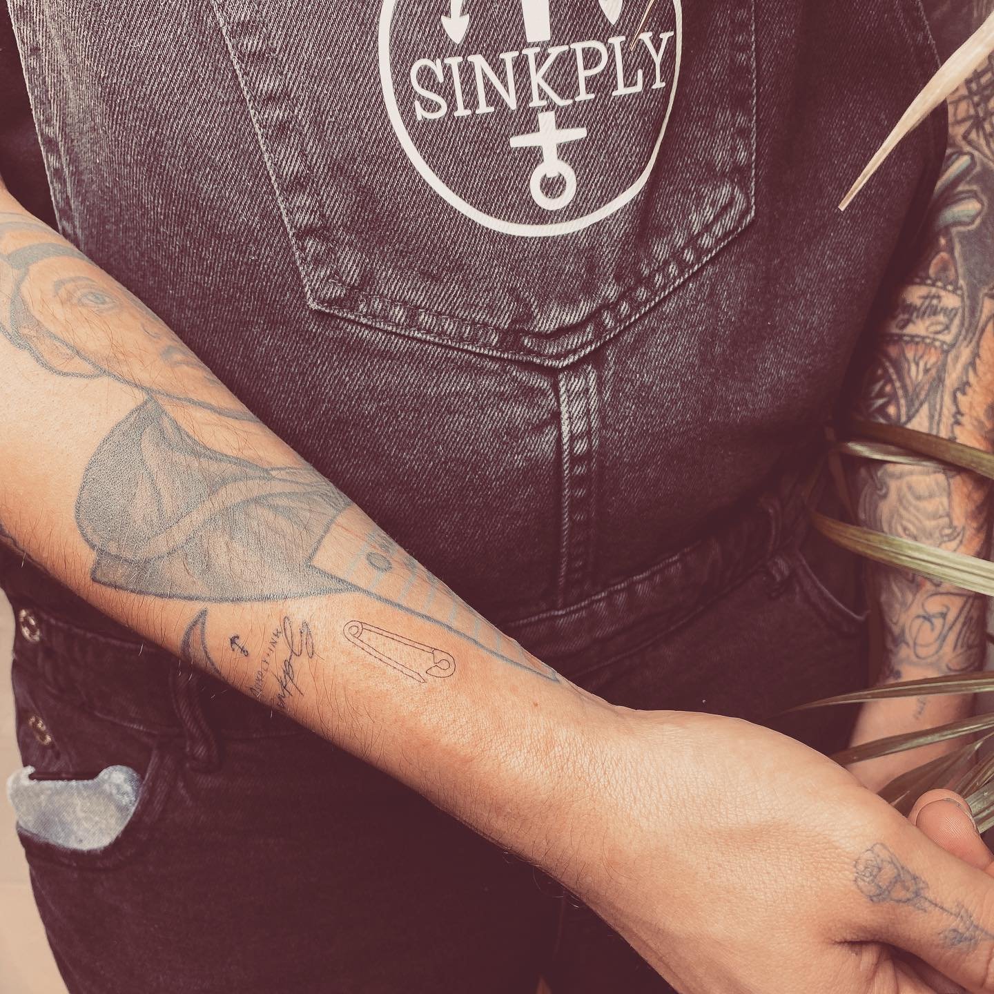 Tatuaje de matching en antebrazo, línea fina Sinkply Madrid
