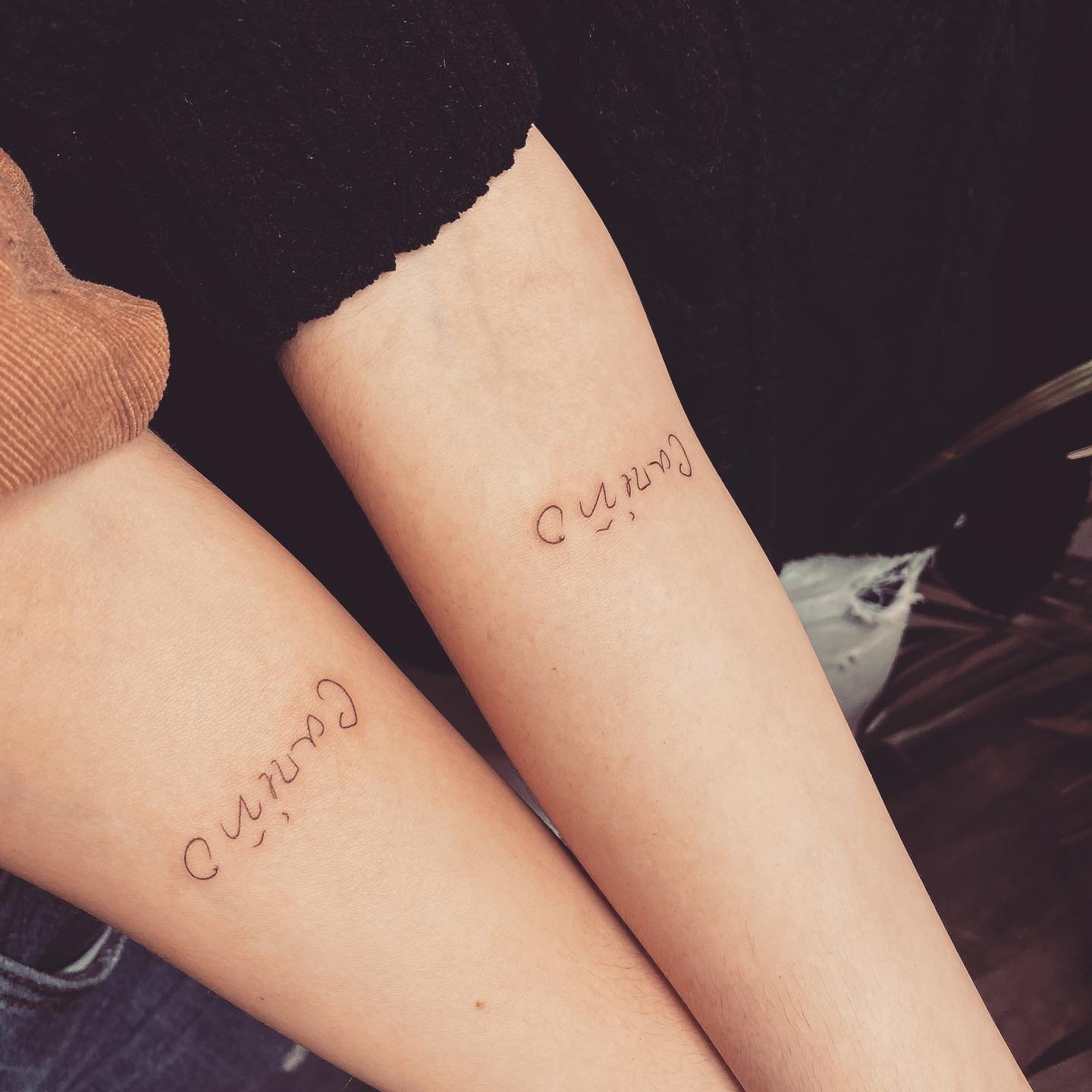 Tatuaje de matching en antebrazo, línea fina Sinkply Madrid