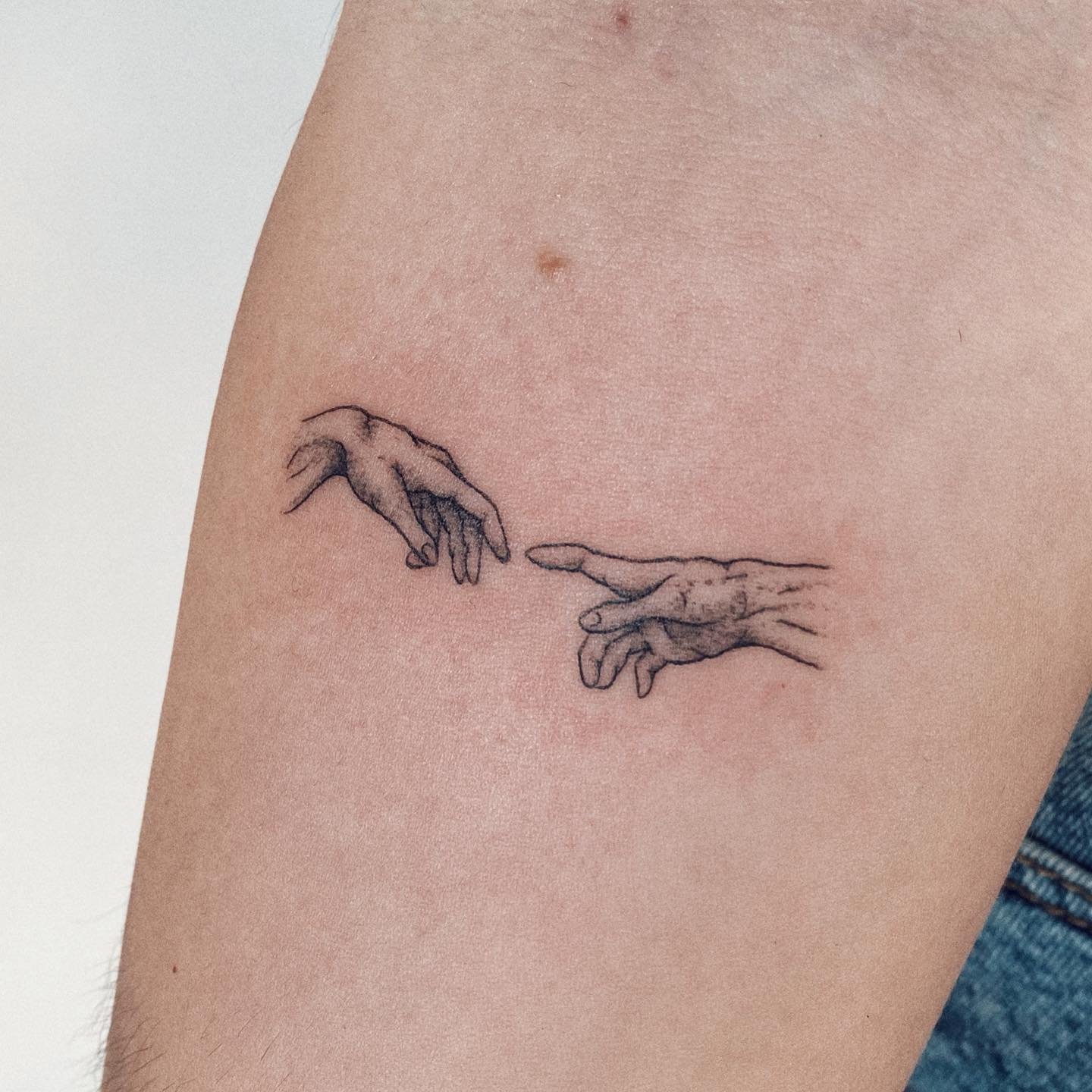 Tatuaje de matching en antebrazo, línea fina Sinkply Madrid
