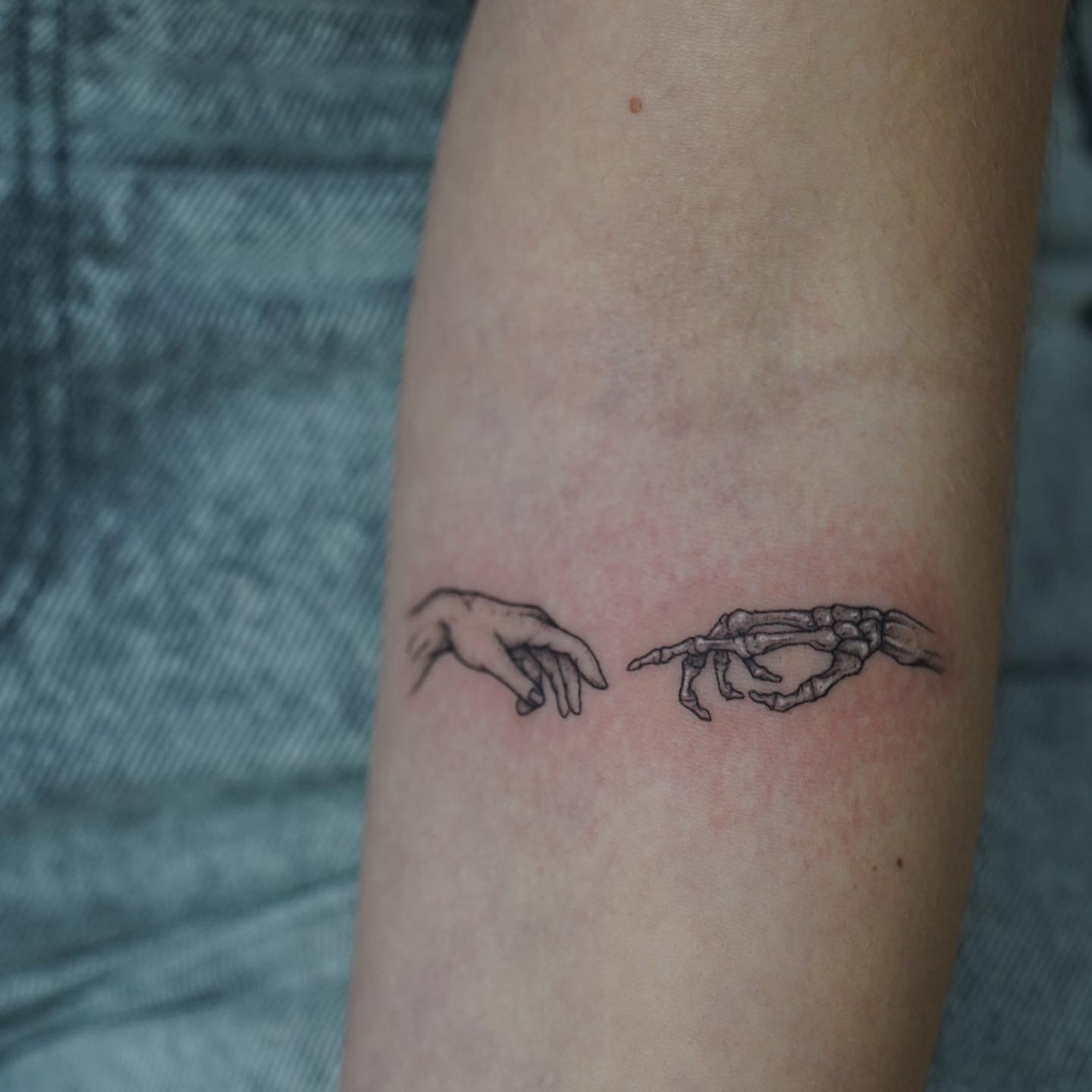 Tatuaje de matching en antebrazo, línea fina Sinkply Madrid