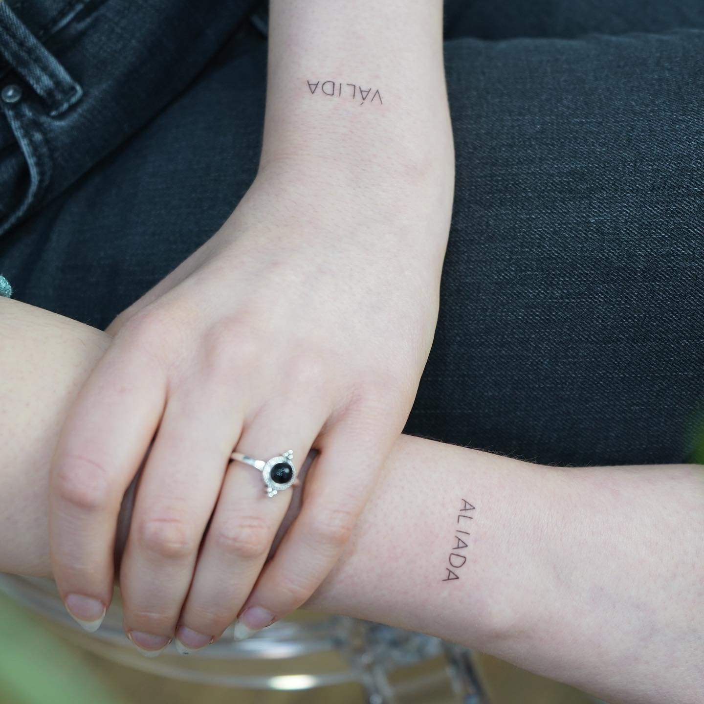 Tatuaje de matching en antebrazo, línea fina Sinkply Madrid