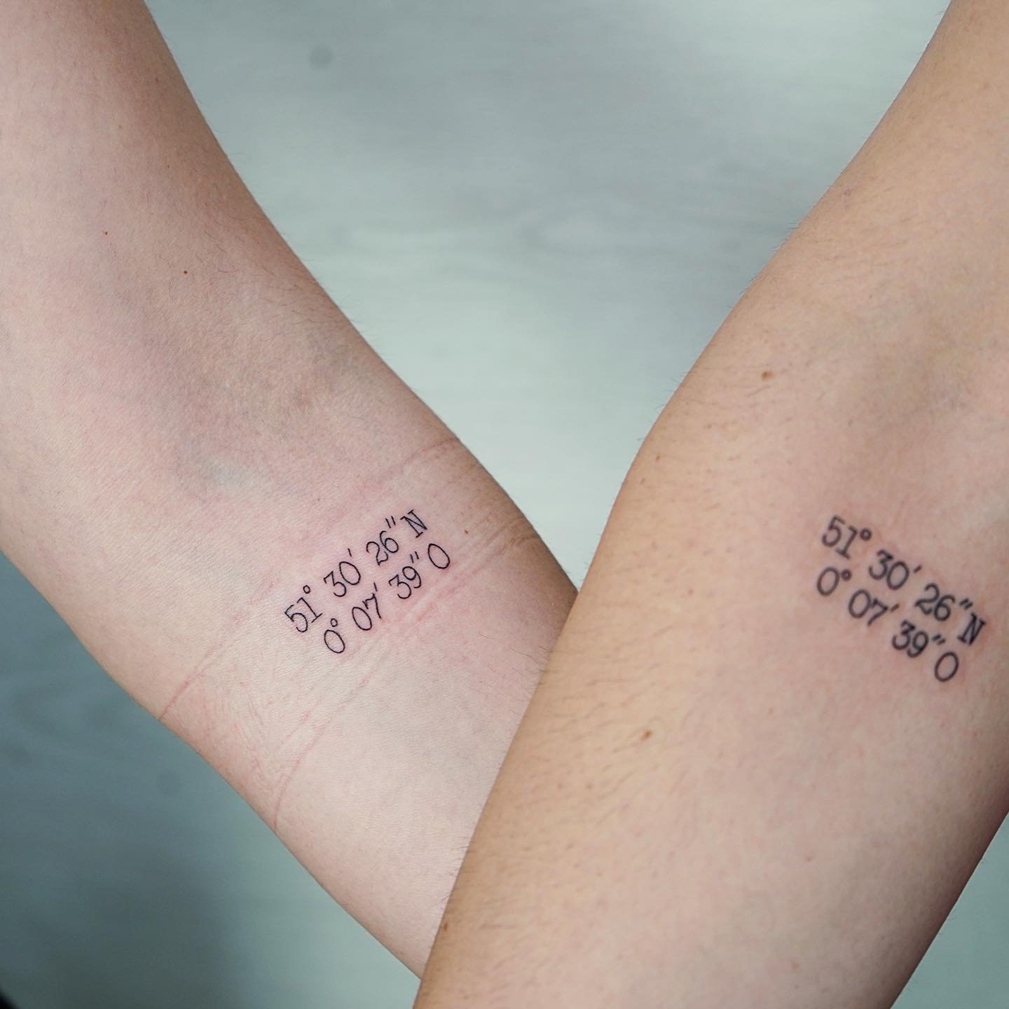 Tatuaje de matching en antebrazo, línea fina Sinkply Madrid
