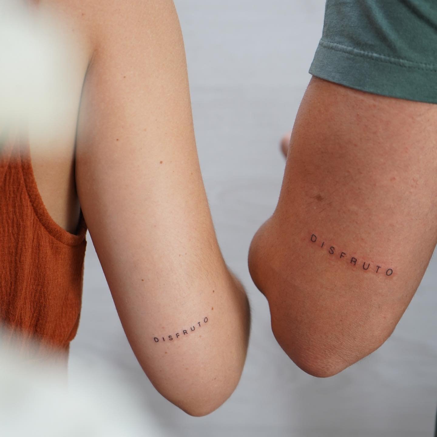 Tatuaje de matching en antebrazo, línea fina Sinkply Madrid