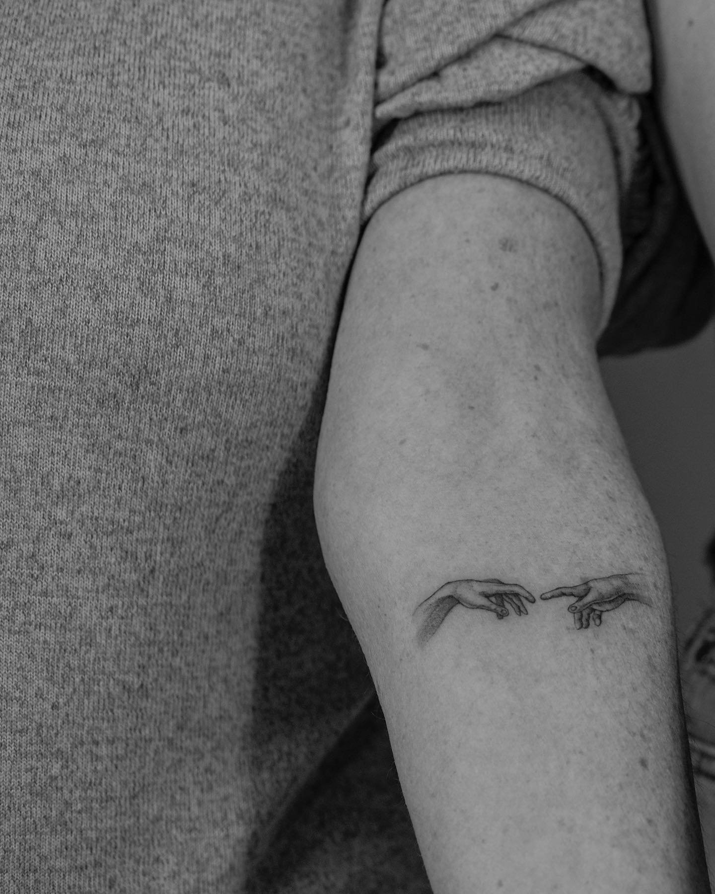 Tatuaje de matching en antebrazo, línea fina Sinkply Madrid