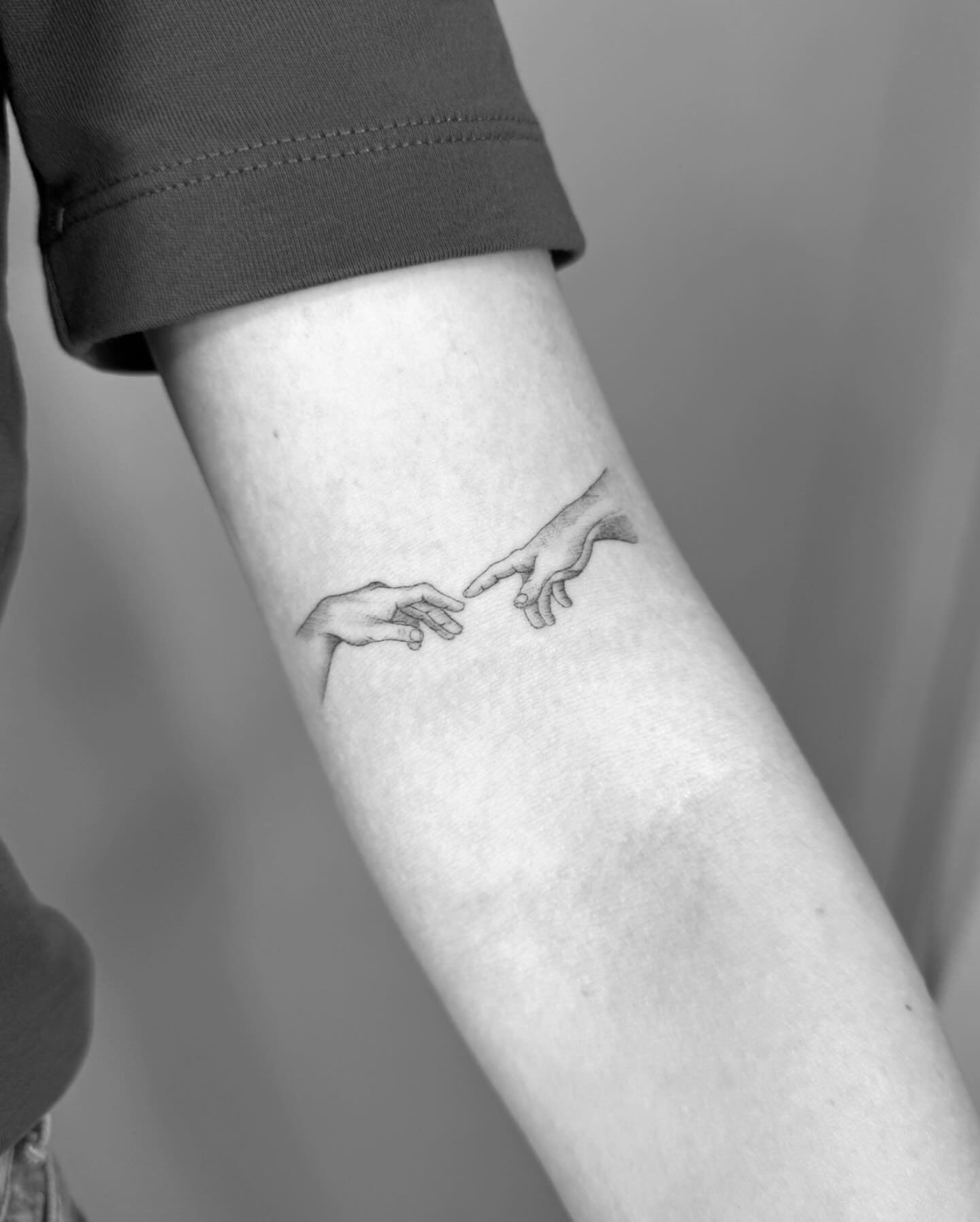 Tatuaje de matching en antebrazo, línea fina Sinkply Madrid