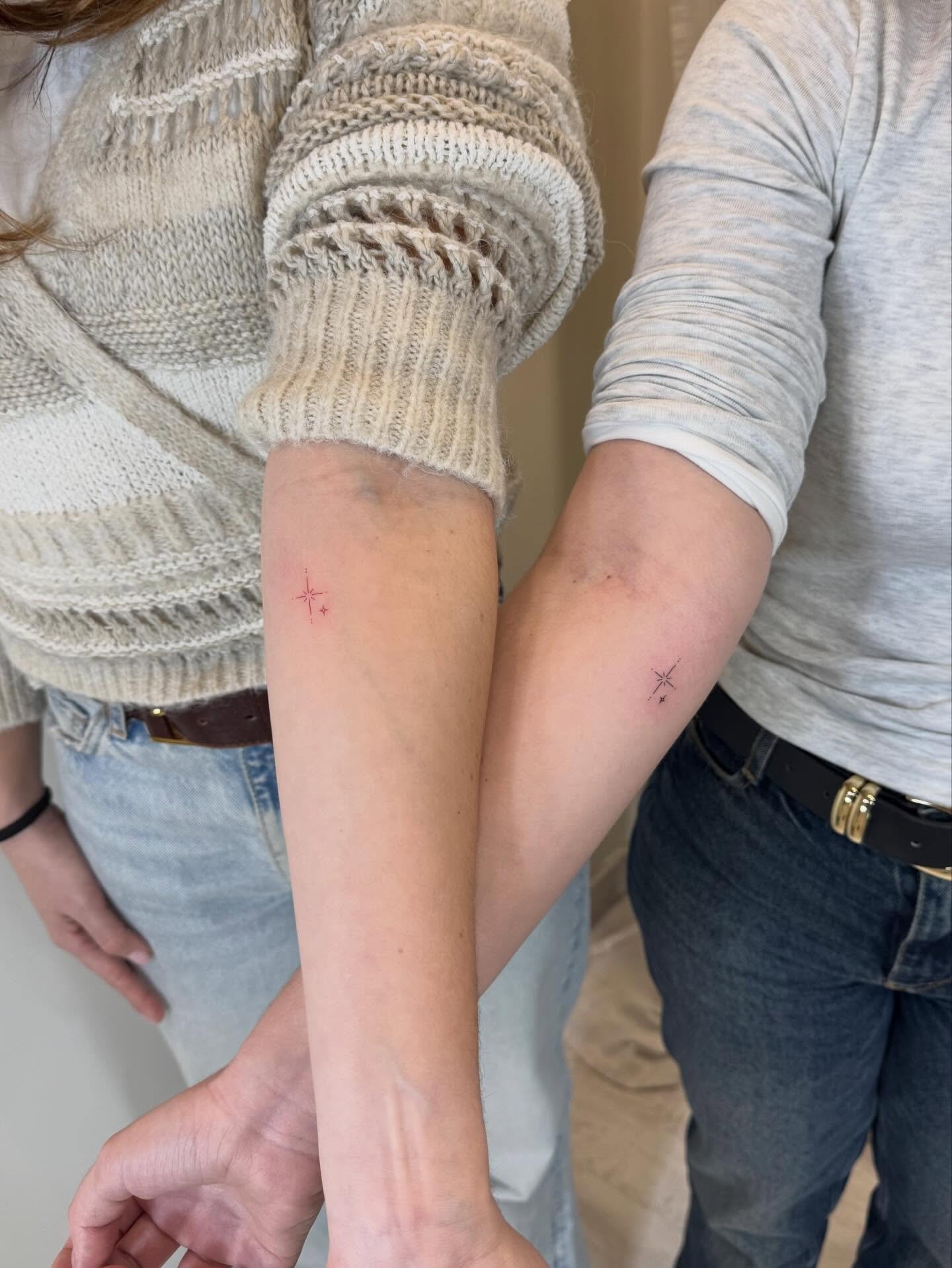 Tatuaje de matching en antebrazo, línea fina Sinkply Madrid