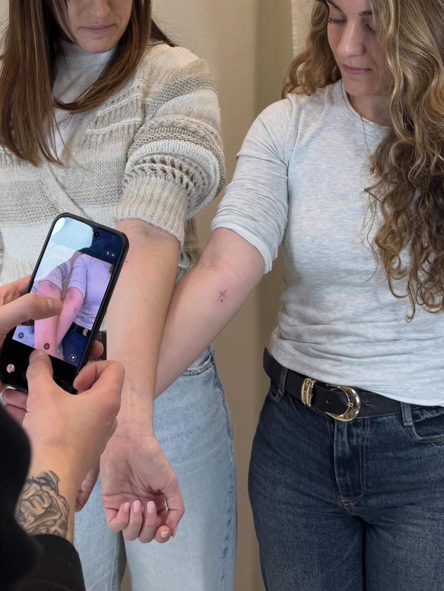 Tatuaje de matching en antebrazo, línea fina Sinkply Madrid
