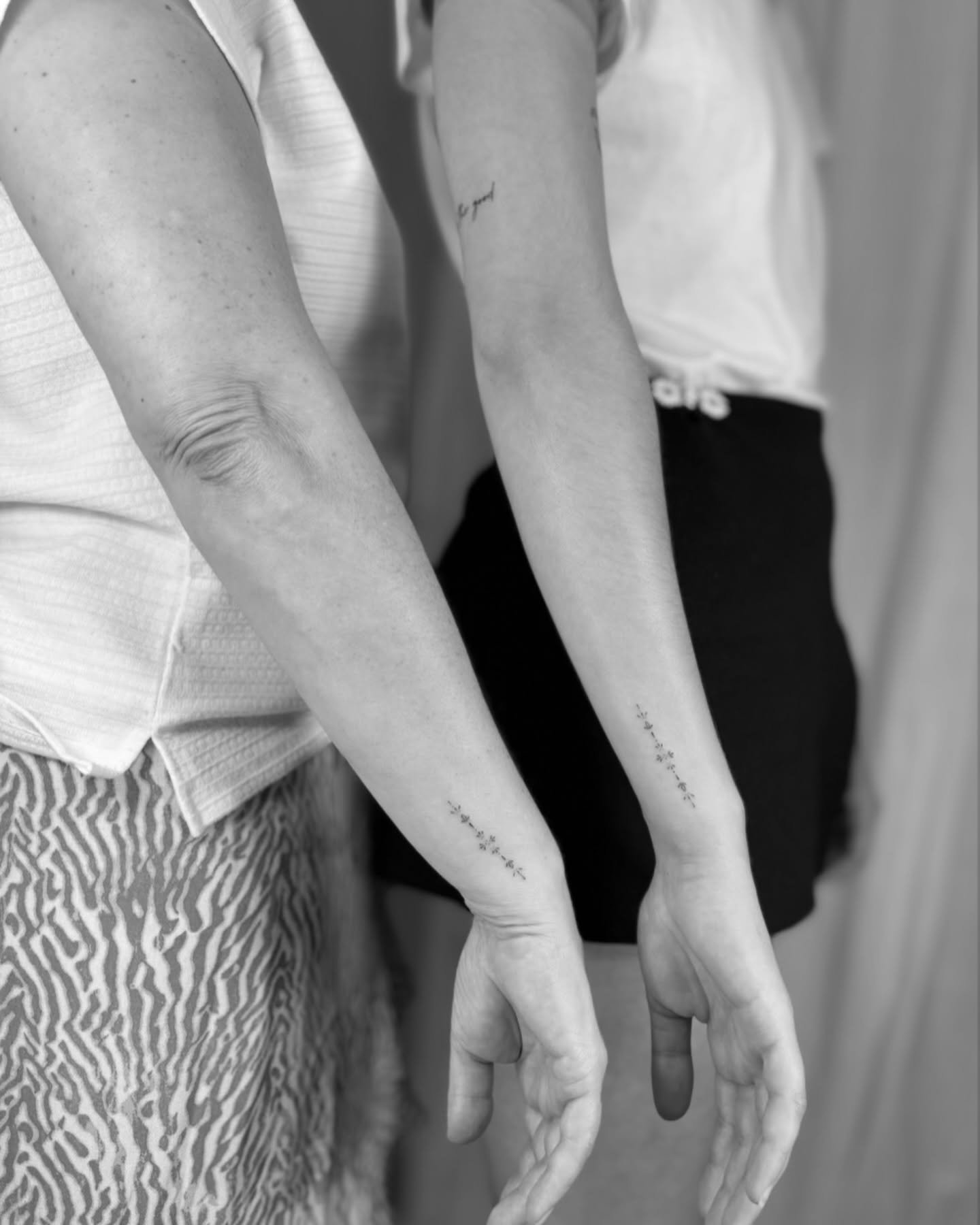 Tatuaje de matching en antebrazo, línea fina Sinkply Madrid