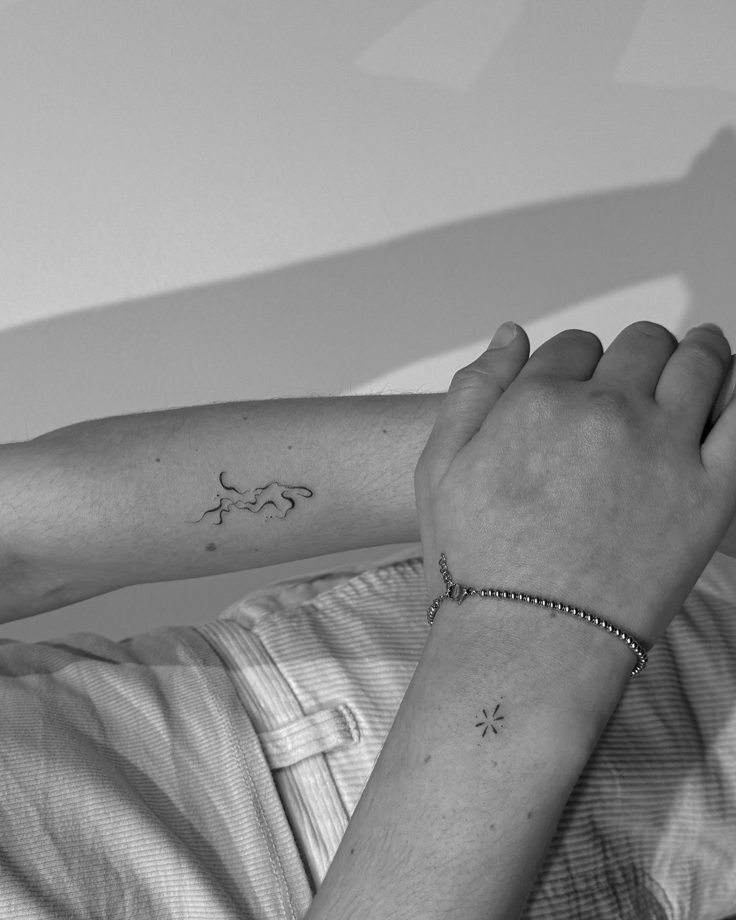 Tatuaje de matching en antebrazo, línea fina Sinkply Madrid