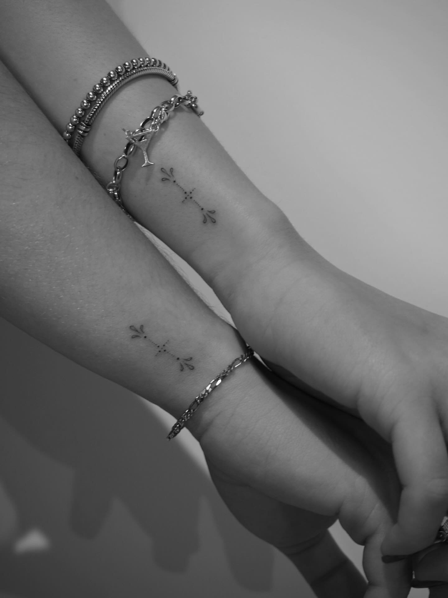 Tatuaje de matching en antebrazo, línea fina Sinkply Madrid