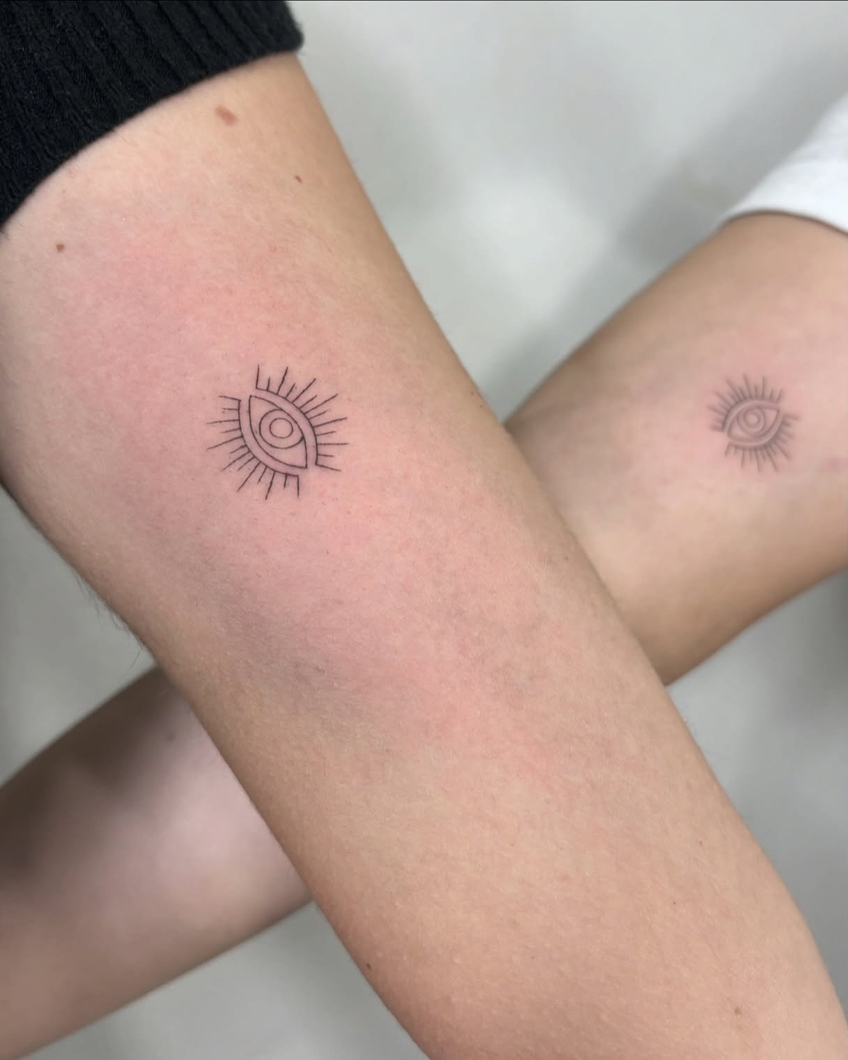 Tatuaje de matching en antebrazo, línea fina Sinkply Madrid