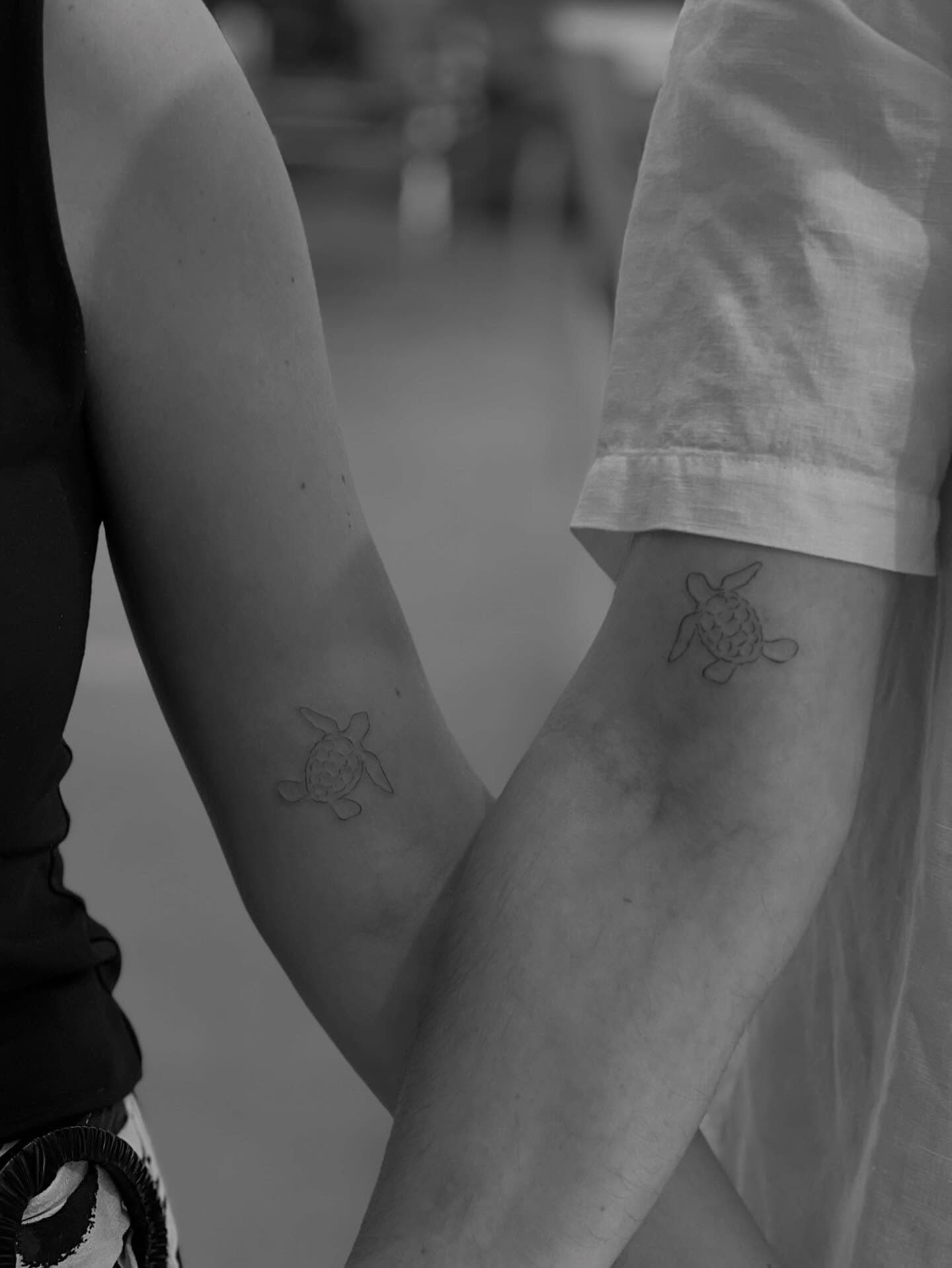 Tatuaje de matching en antebrazo, línea fina Sinkply Madrid