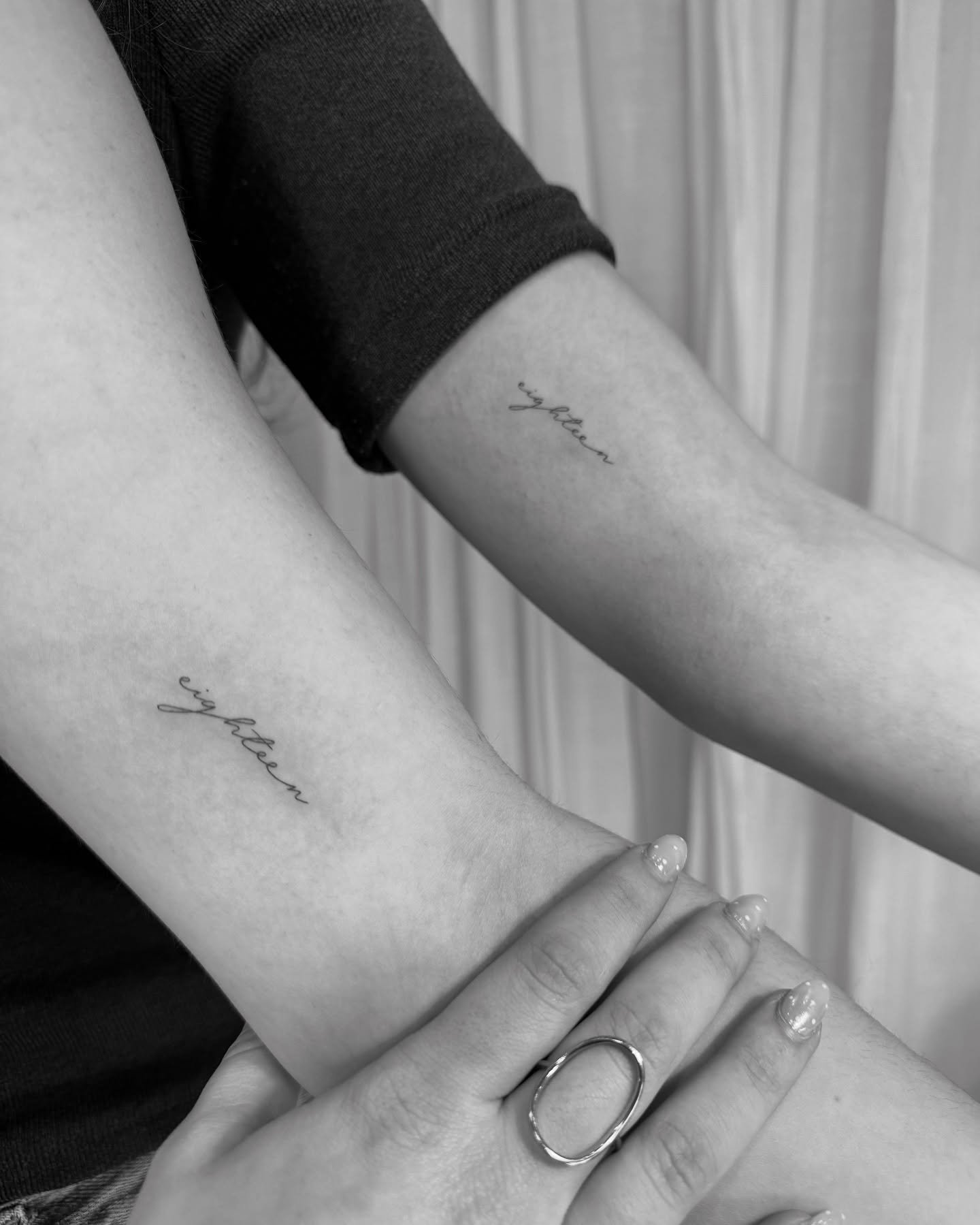 Tatuaje de matching en antebrazo, línea fina Sinkply Madrid