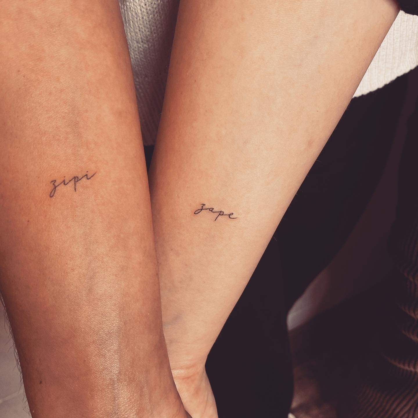 Tatuaje de matching en antebrazo, línea fina Sinkply Madrid