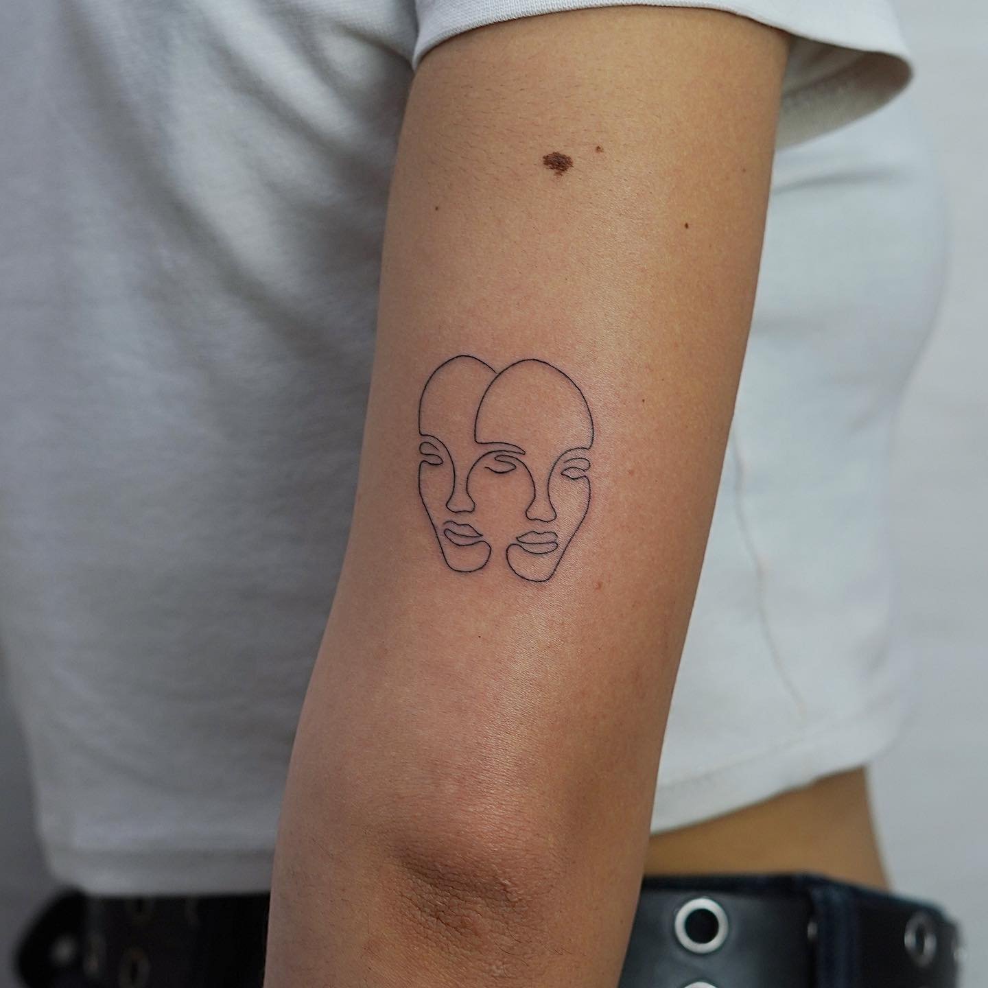 Tatuaje de matching en antebrazo, línea fina Sinkply Madrid