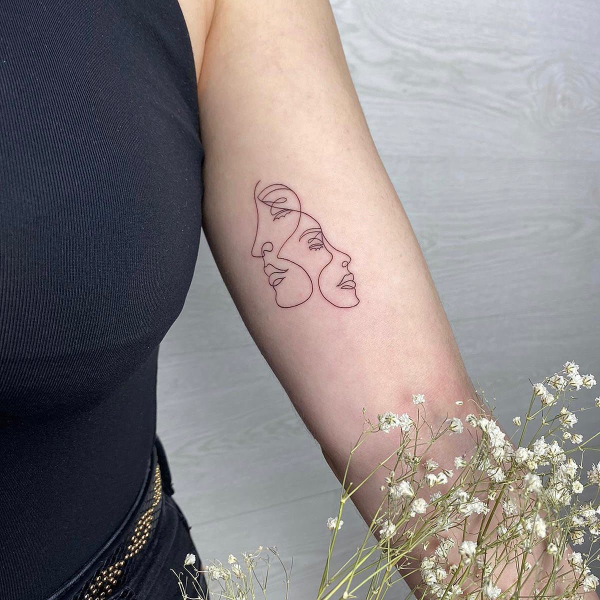 Tatuaje de matching en antebrazo, línea fina Sinkply Madrid