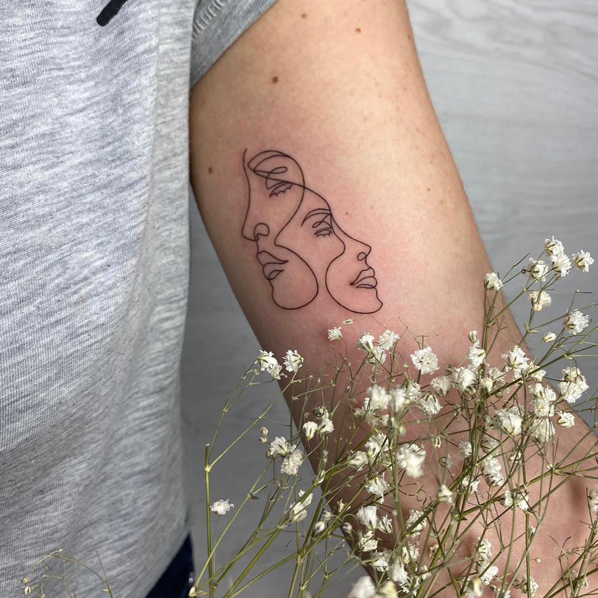Tatuaje de matching en antebrazo, línea fina Sinkply Madrid