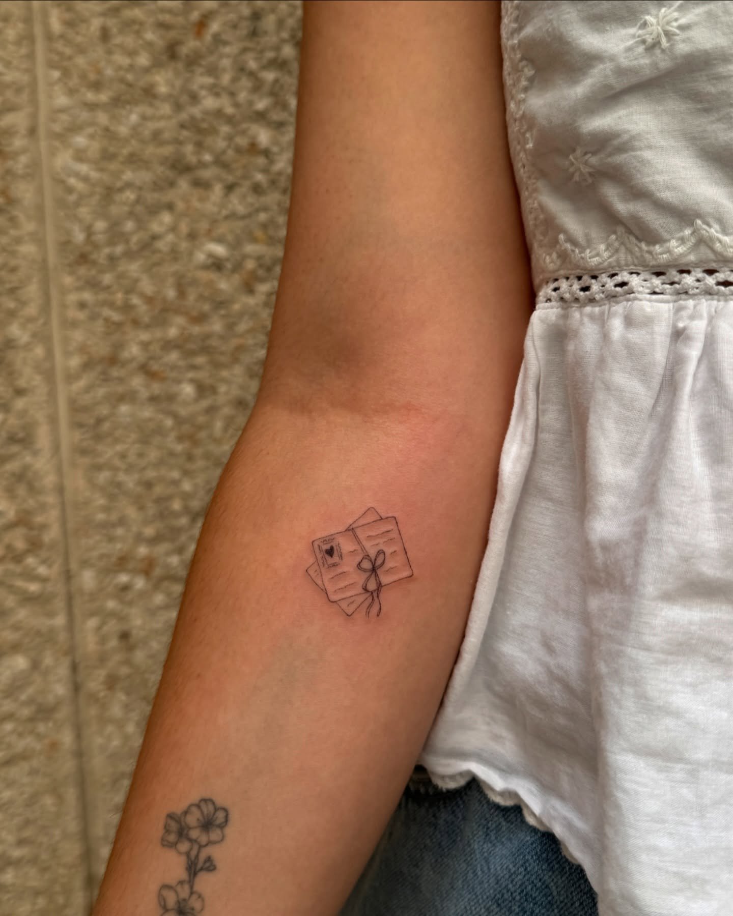 Tatuaje de matching en antebrazo, línea fina Sinkply Madrid