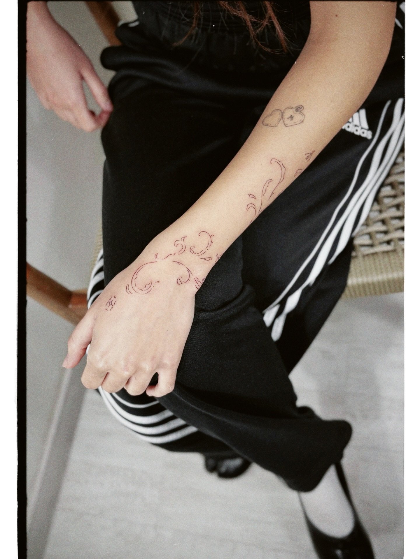 Tatuaje de matching en antebrazo, línea fina Sinkply Madrid