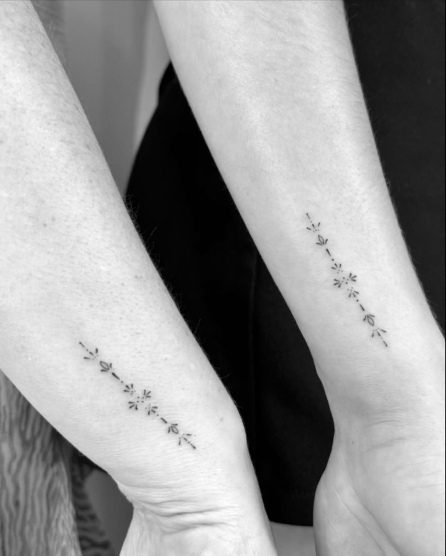 Tatuaje de matching en antebrazo, línea fina Sinkply Madrid