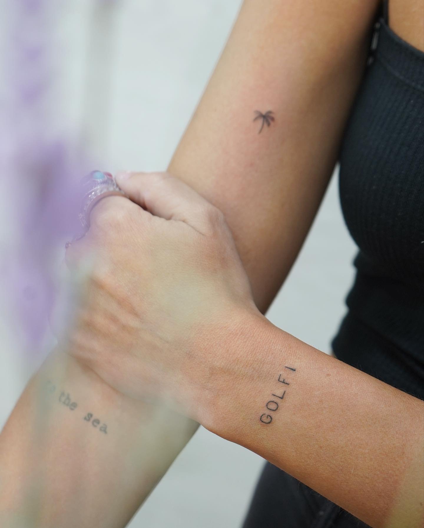 Tatuaje de matching en brazo, línea fina Sinkply Madrid