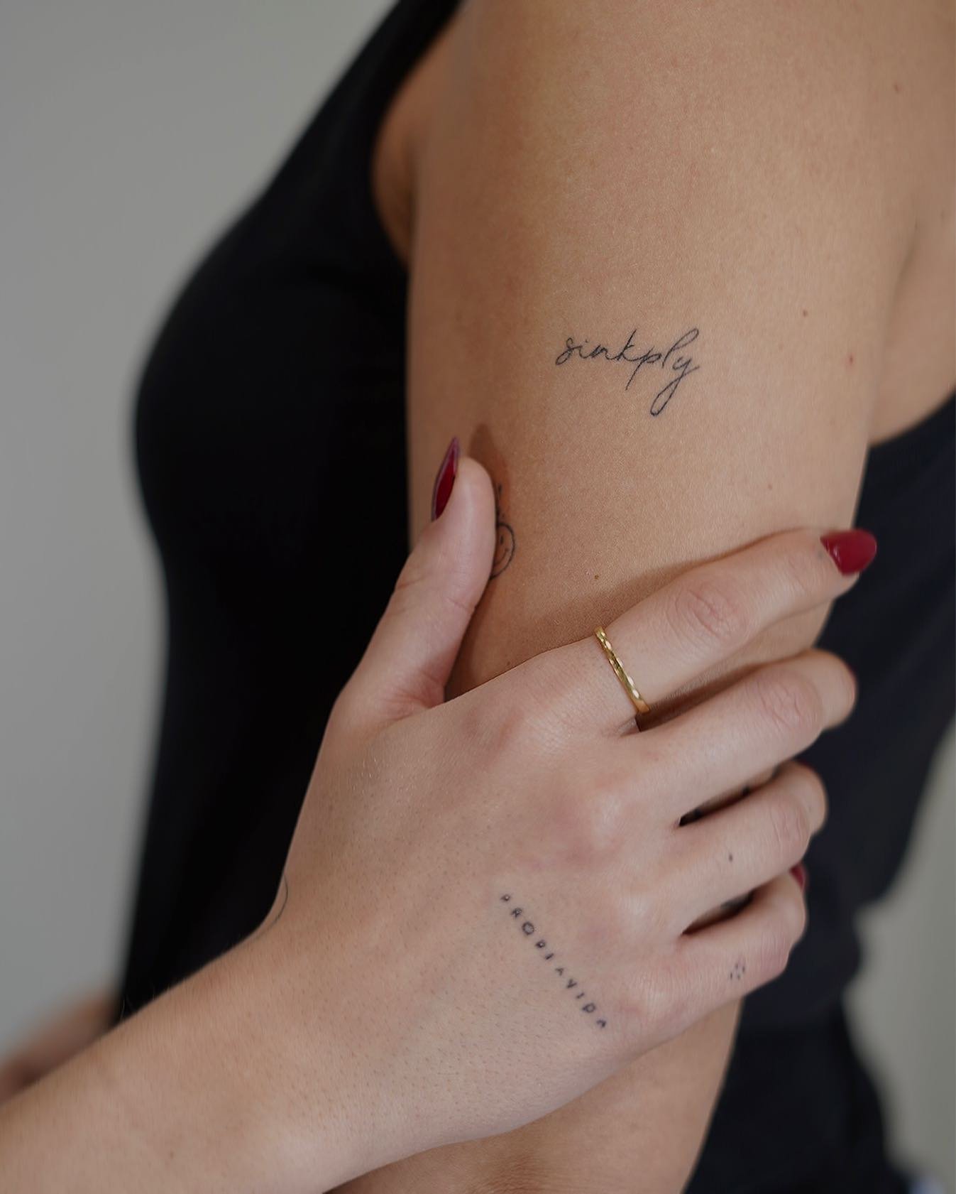 Tatuaje de matching en brazo, línea fina Sinkply Madrid