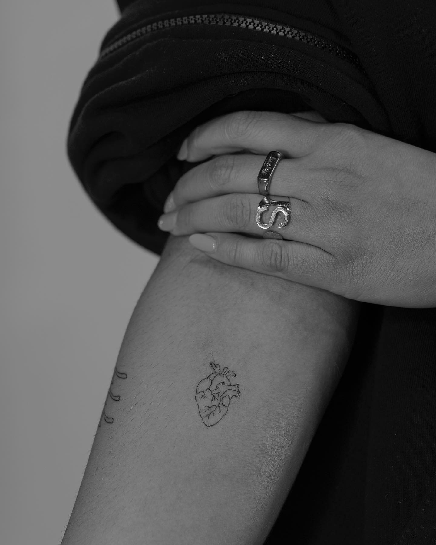 Tatuaje de matching en brazo, línea fina Sinkply Madrid