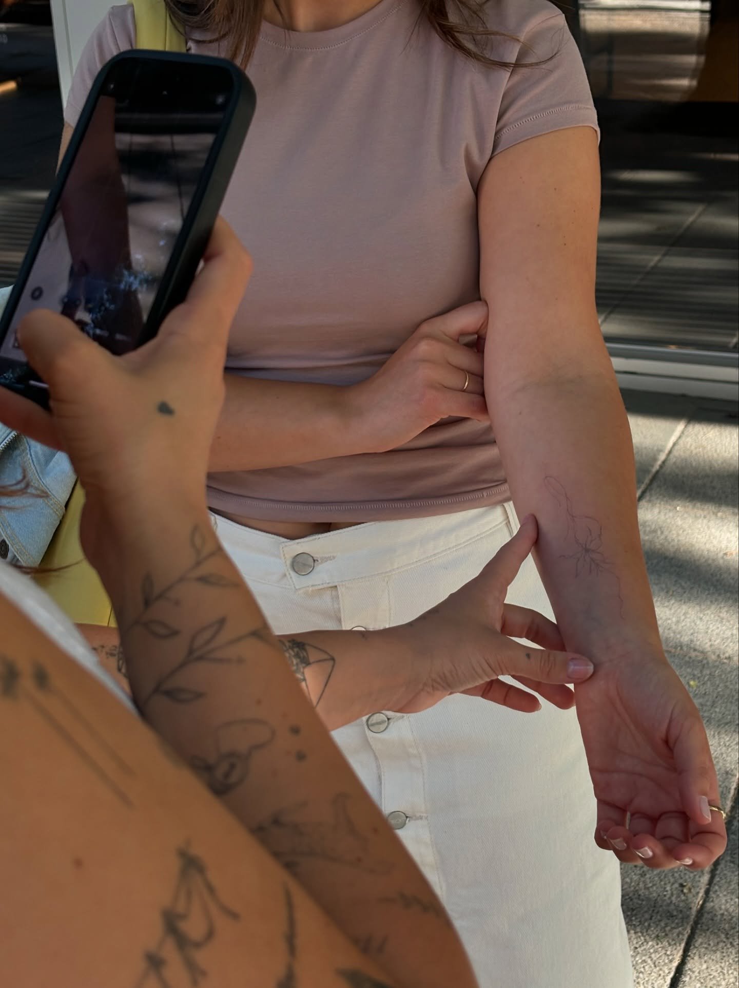 Tatuaje de matching en brazo, línea fina Sinkply Madrid