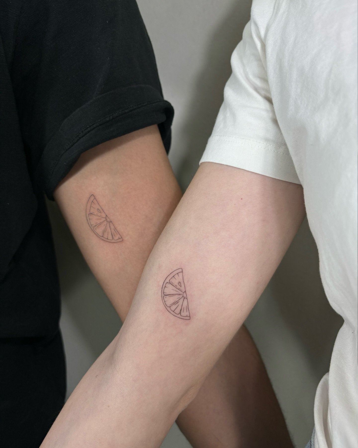 Tatuaje de matching en brazo, línea fina Sinkply Madrid