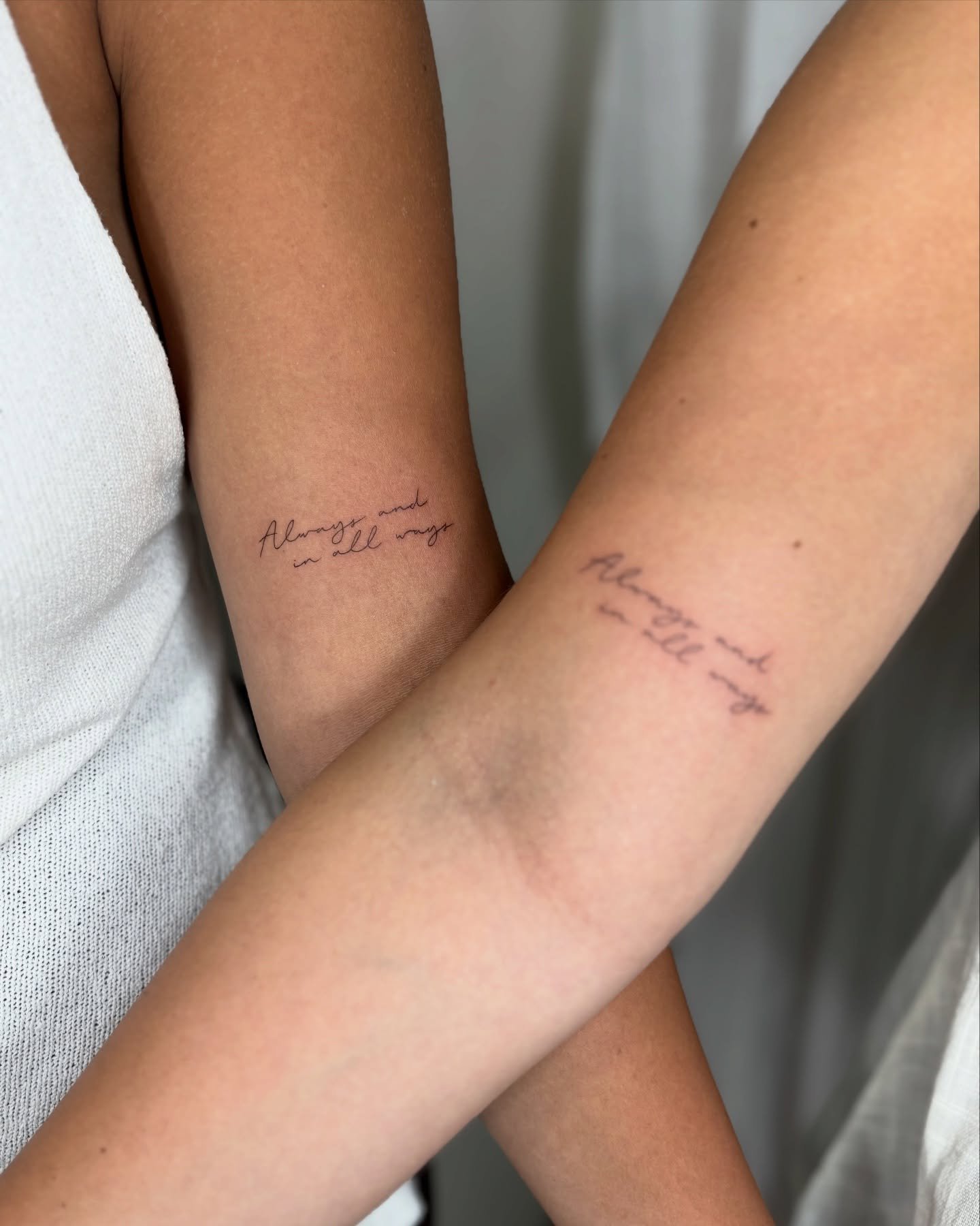 Tatuaje de matching en brazo, línea fina Sinkply Madrid