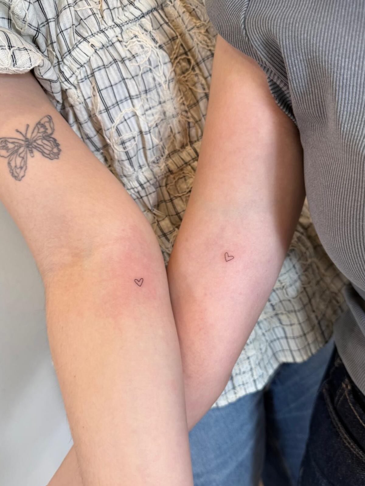 Tatuaje de matching en brazo, línea fina Sinkply Madrid