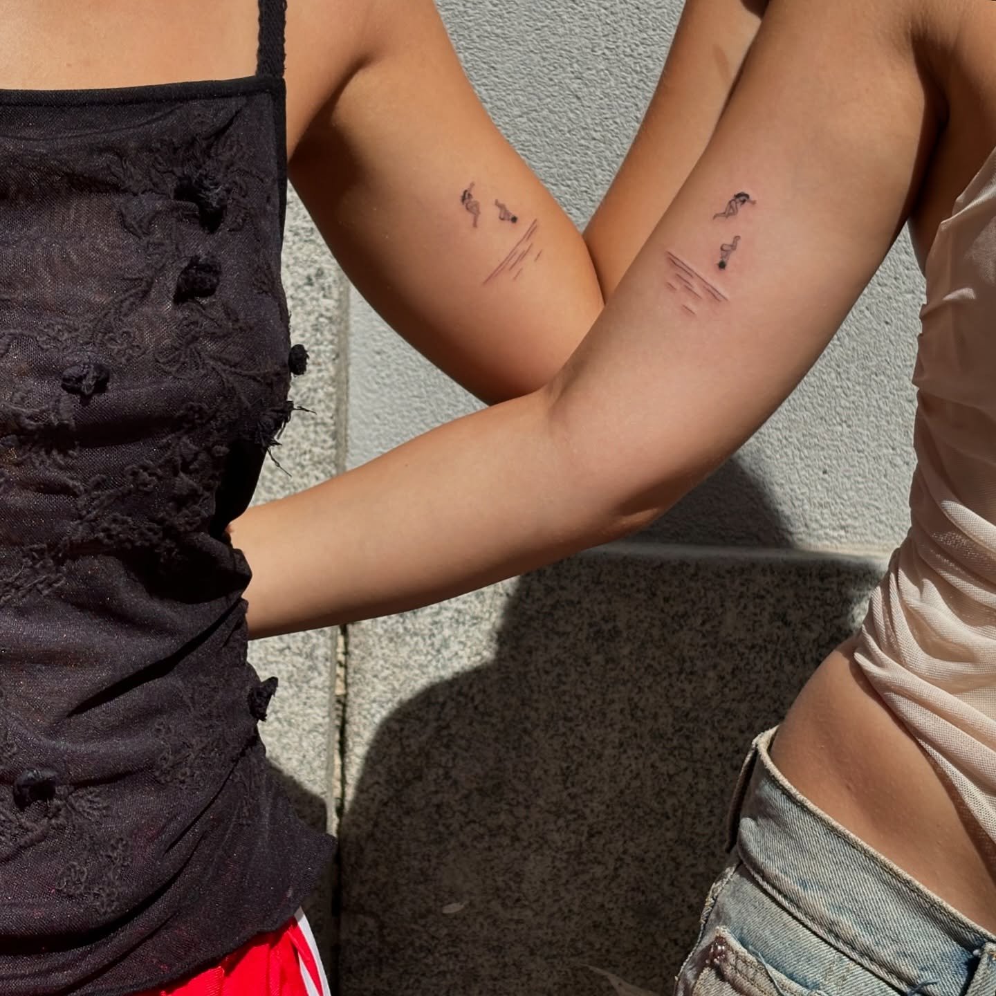 Tatuaje de matching en brazo, línea fina Sinkply Madrid