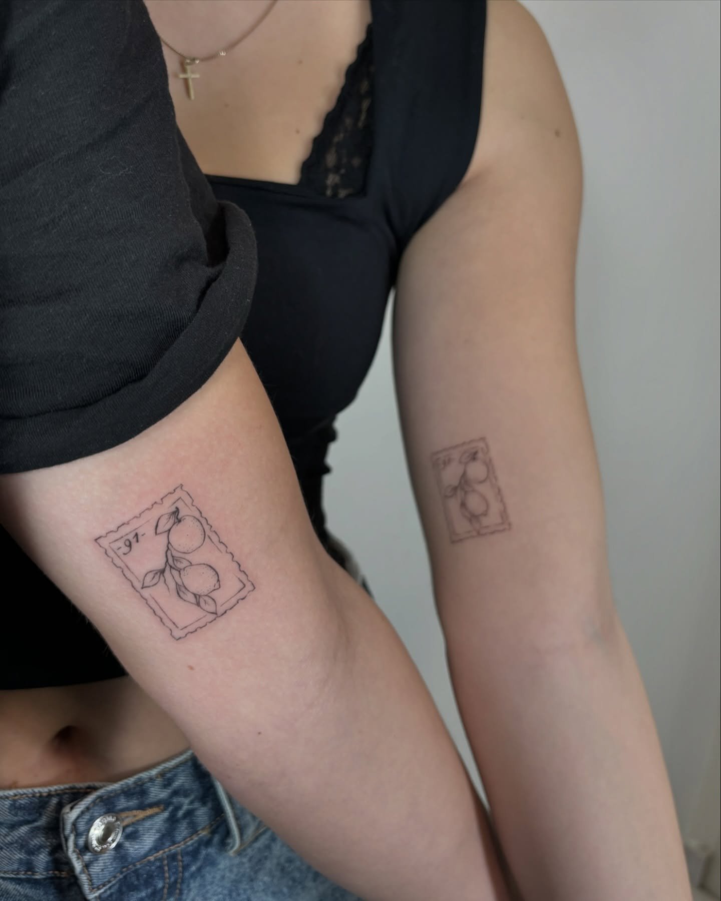 Tatuaje de matching en brazo, línea fina Sinkply Madrid