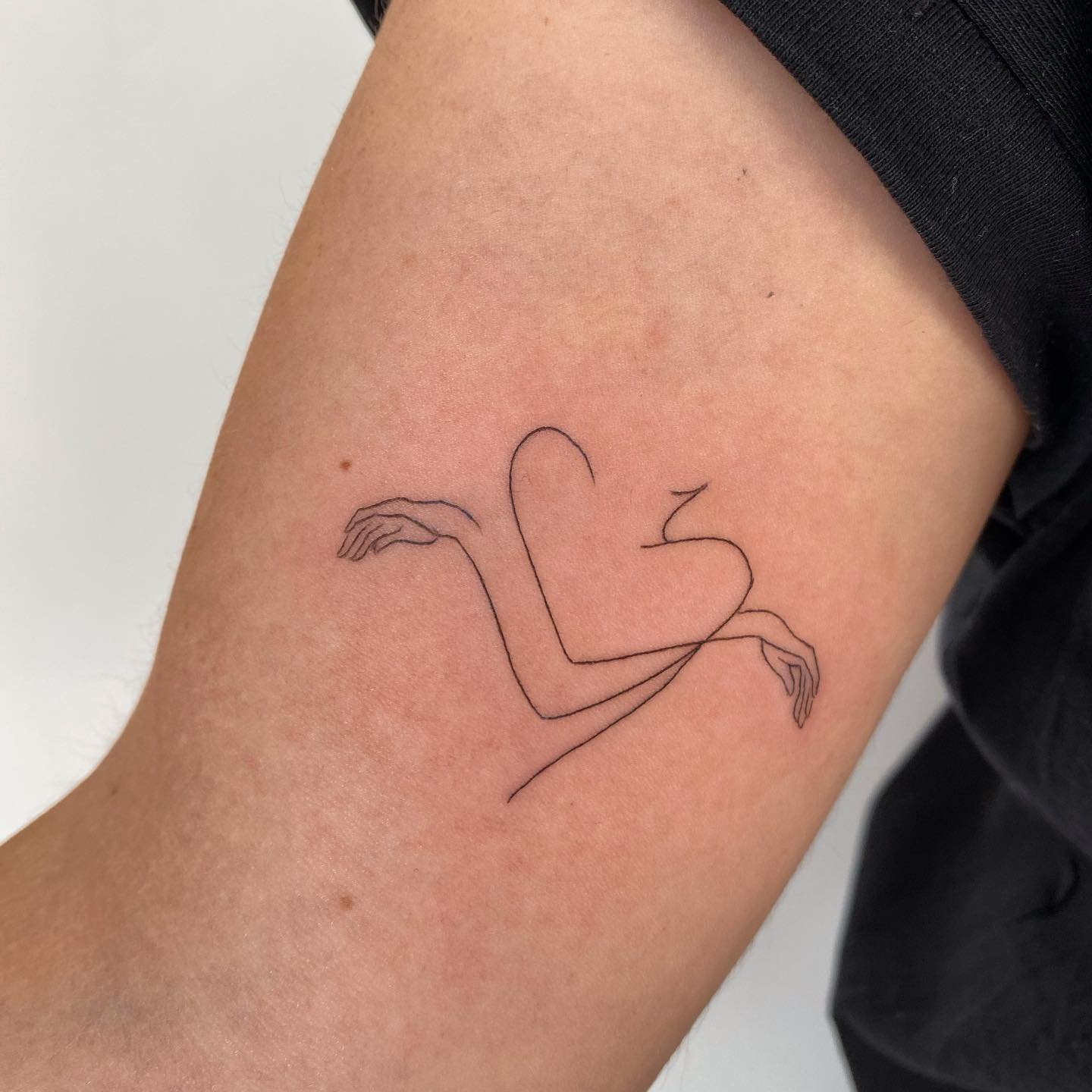Tatuaje de matching en brazo, línea fina Sinkply Madrid
