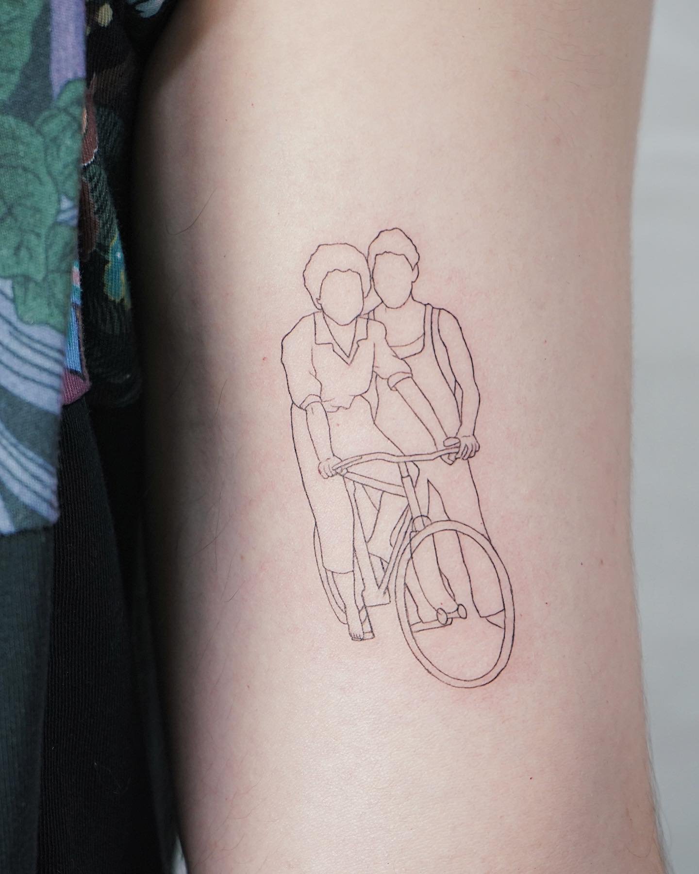 Tatuaje de matching en brazo, línea fina Sinkply Madrid
