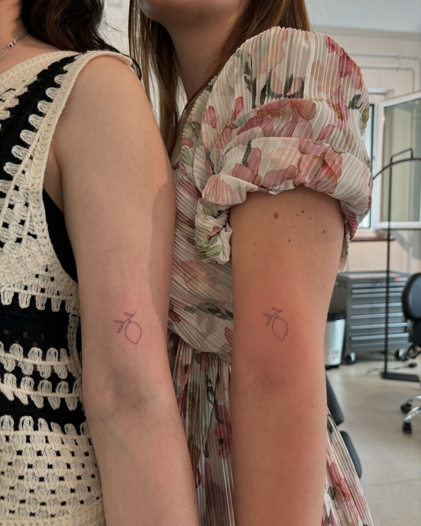 Tatuaje de matching en brazo, línea fina Sinkply Madrid
