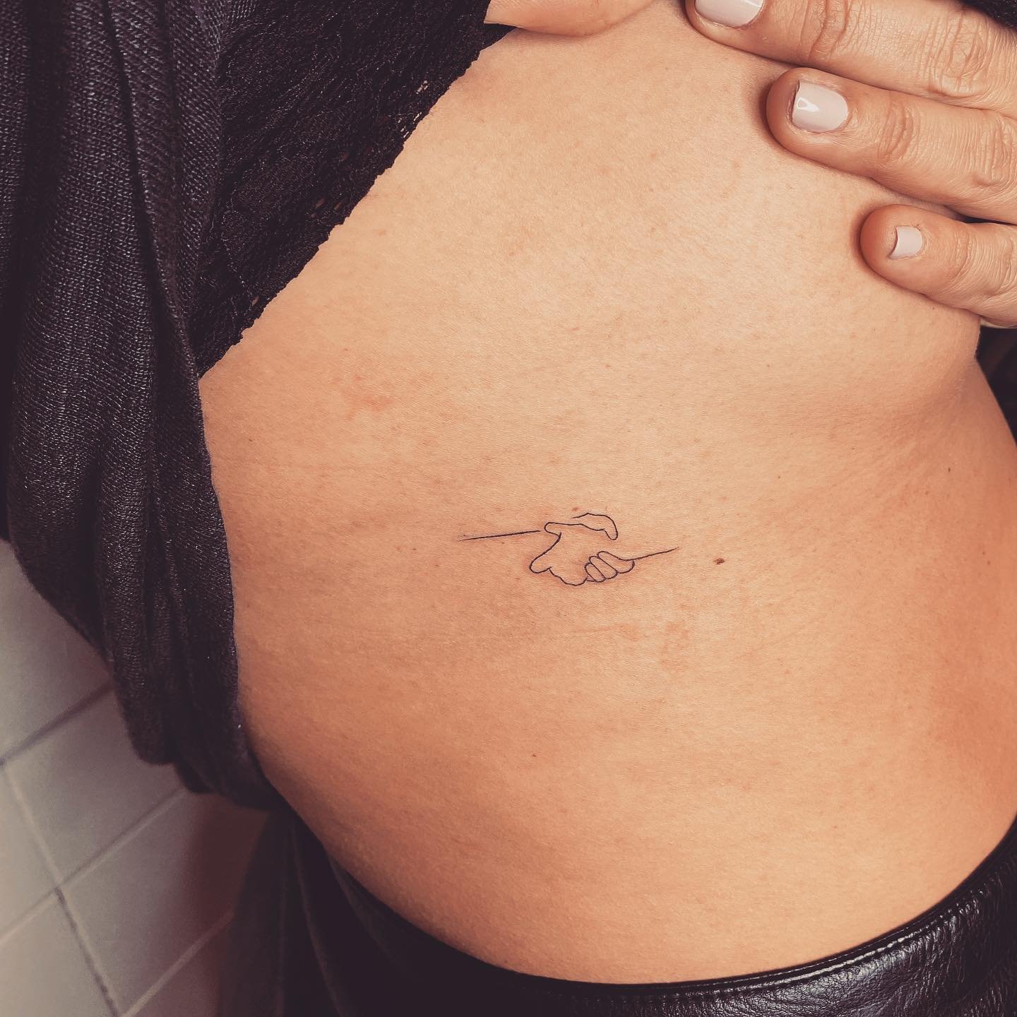 Tatuaje de matching en costilla, línea fina Sinkply Madrid