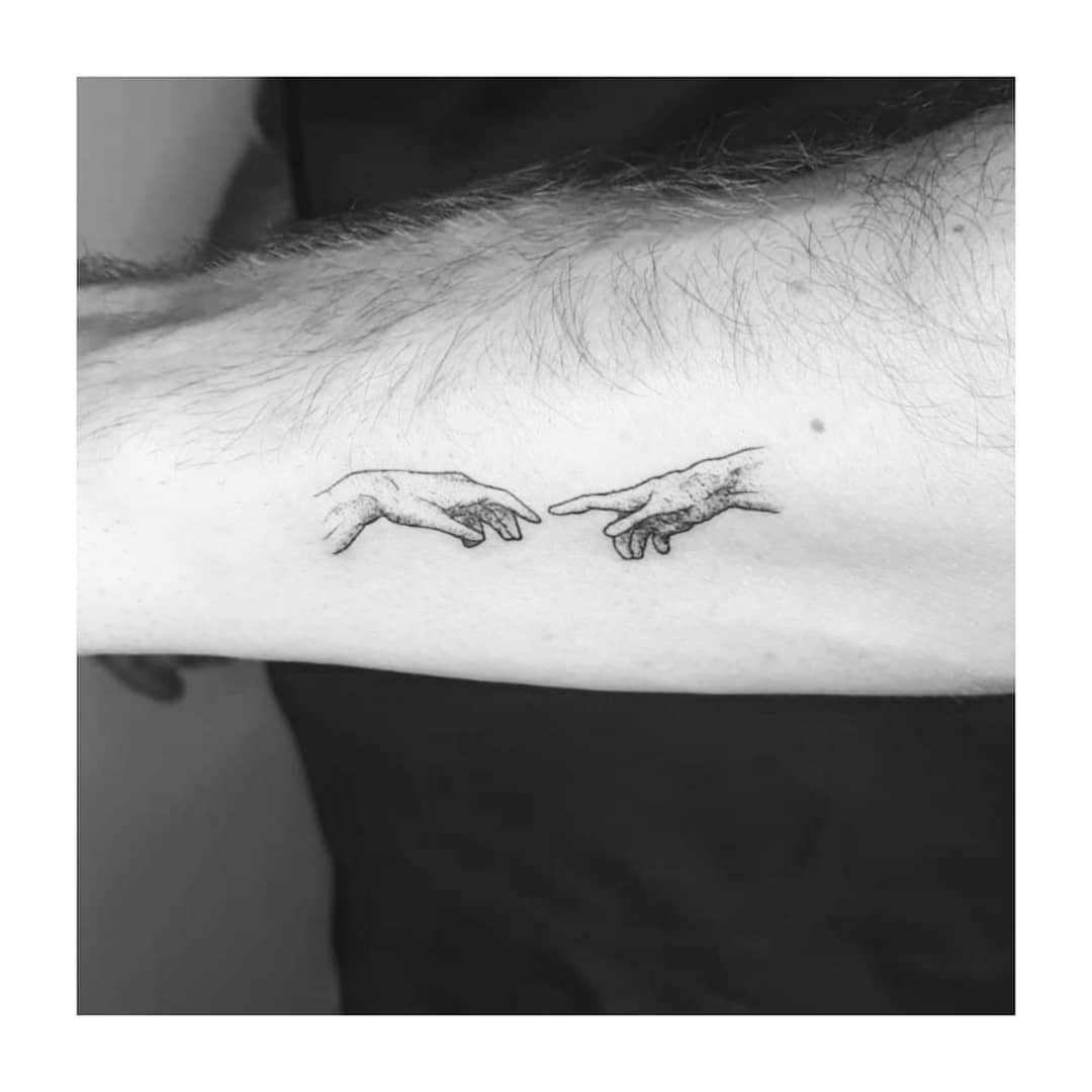 Tatuaje de matching en mano, línea fina Sinkply Madrid
