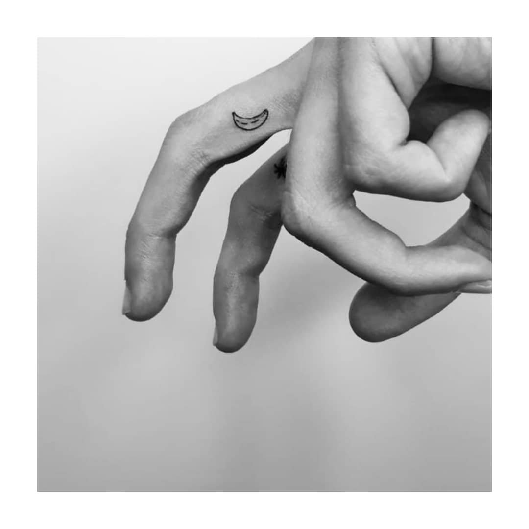 Tatuaje de matching en mano, línea fina Sinkply Madrid